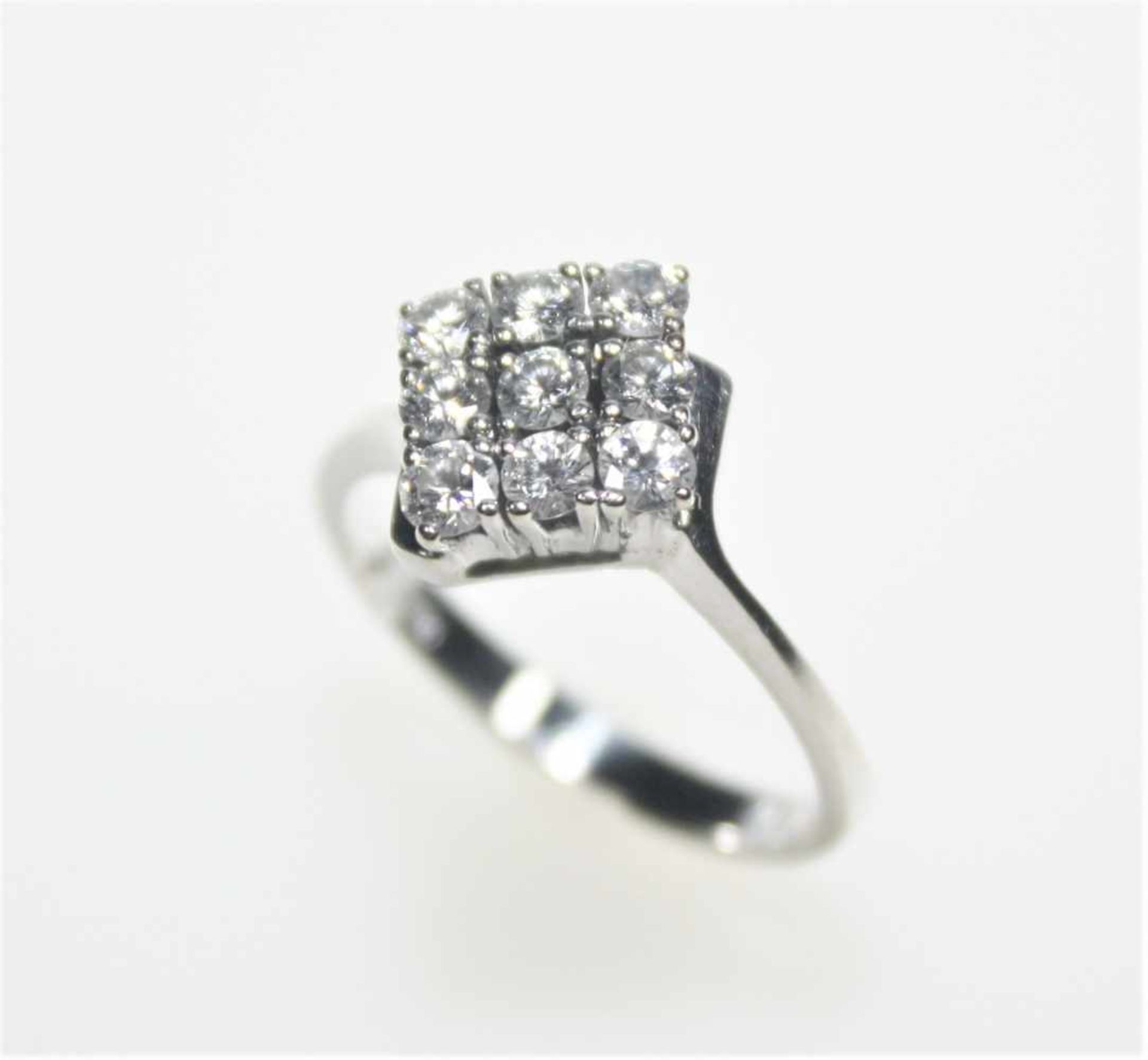 Weißgoldring 585/f gest., quadratischer Ringkopf mit neun Diamanten in Brillantschliff zus.ca. 0,