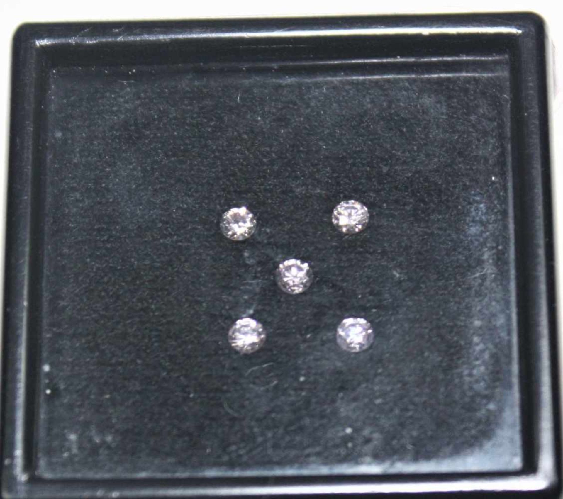 Fünf ungefasste, etwa gleich große, rosa Brillanten zus.ca. 0,30 ct.