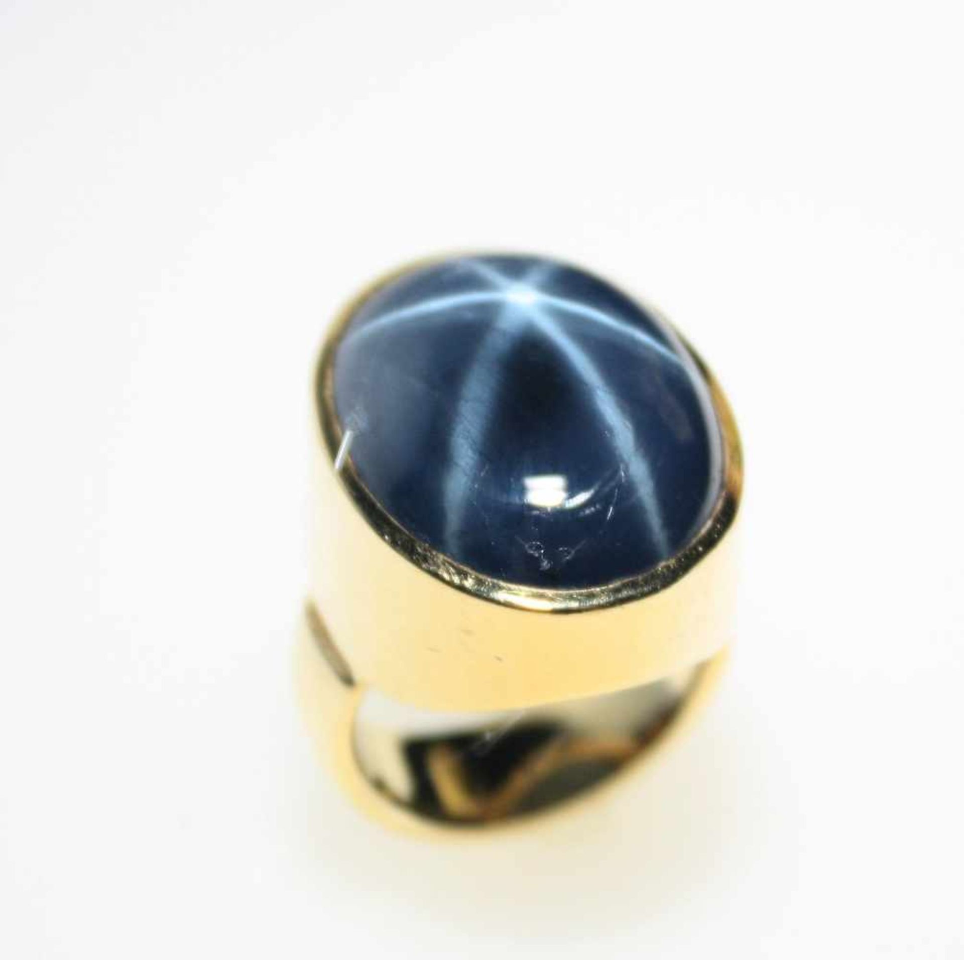 Moderner, goldener Ring 750/f gest. mit einem größeren, dunkelblauen Sternsaphir lt. Zertifikat 35,