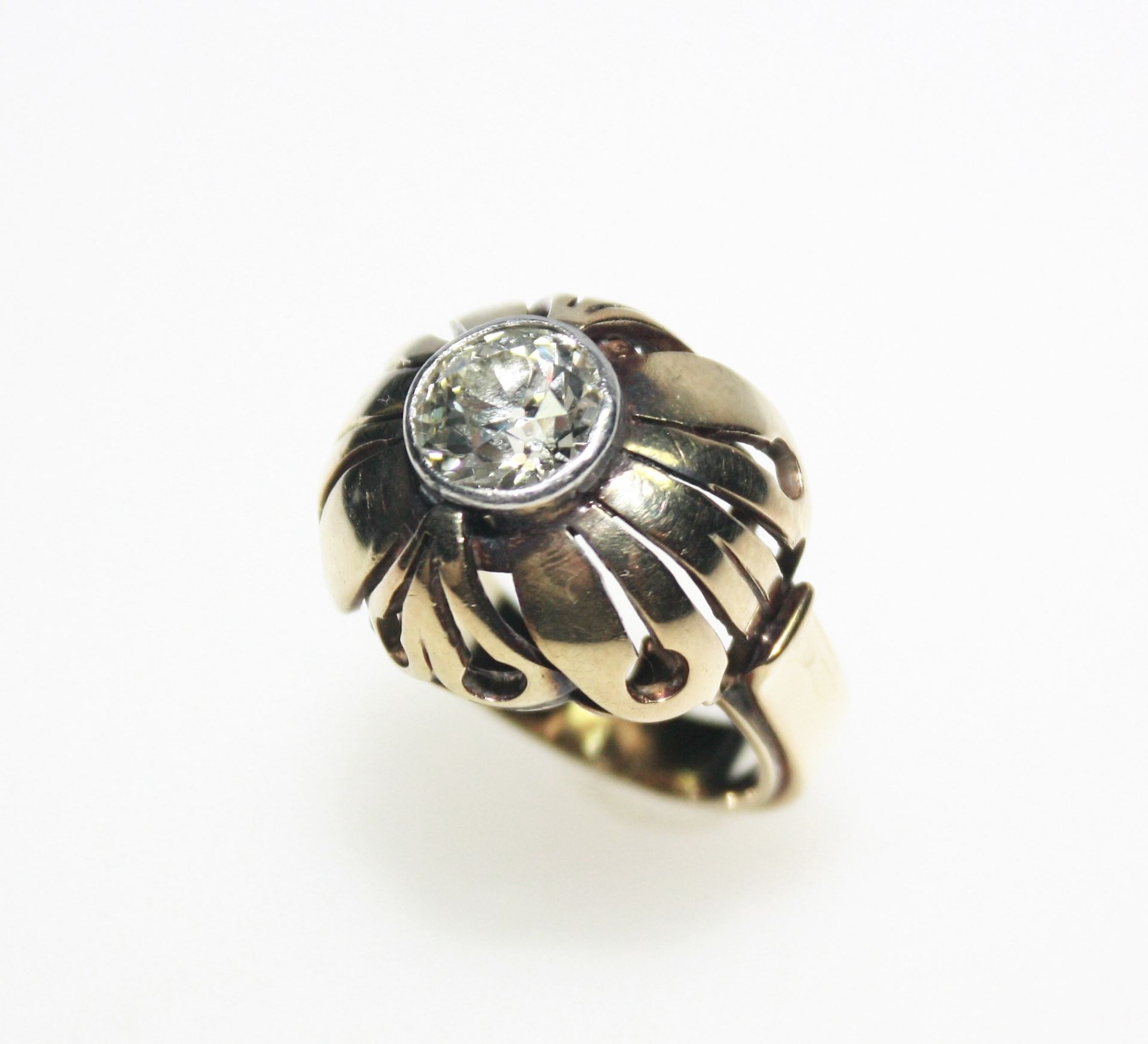 Älterer, goldener Ring 585/f gest. mit einem Diamantsolitär in Brillant-Altschliff ca. 1,90 ct in