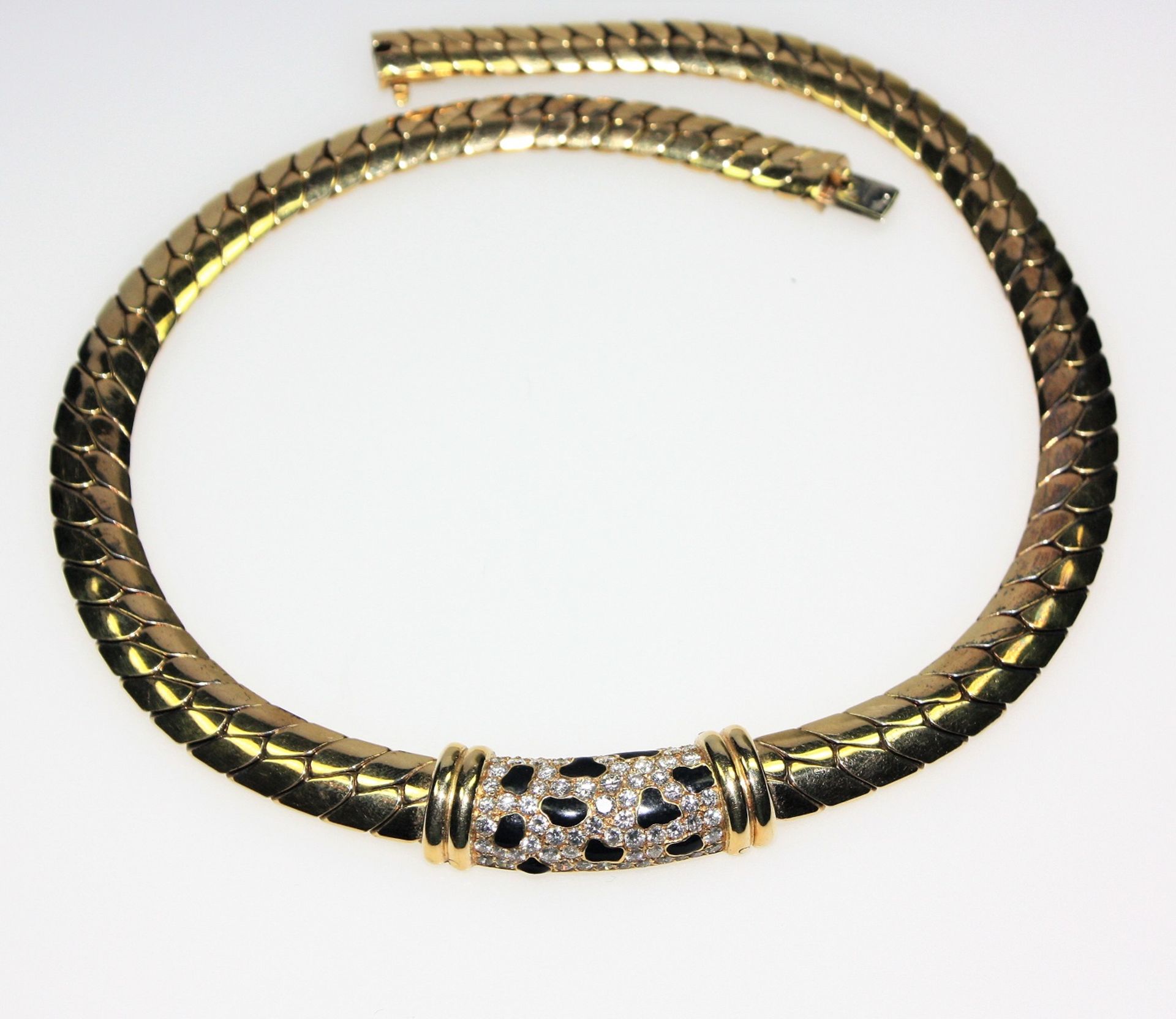 Modernes, goldenes Collier ca. 750/f, im Mittelteil schwarze Emaille Teile und kleine Diamanten in