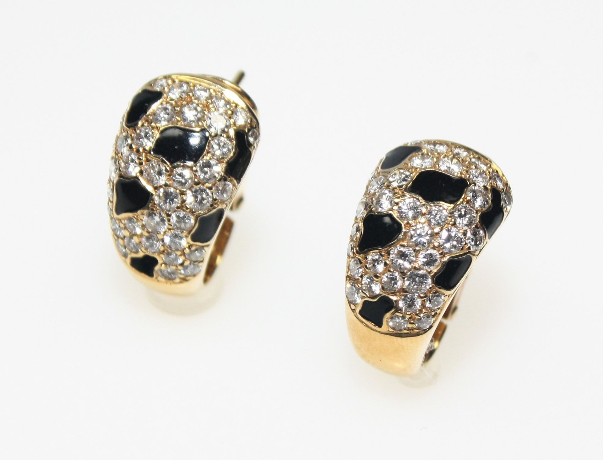 Goldene Ohrclipse mit Dorn ca. 750/f mit kleinen, schwarzen Emaille Teilen und kleinen Diamanten