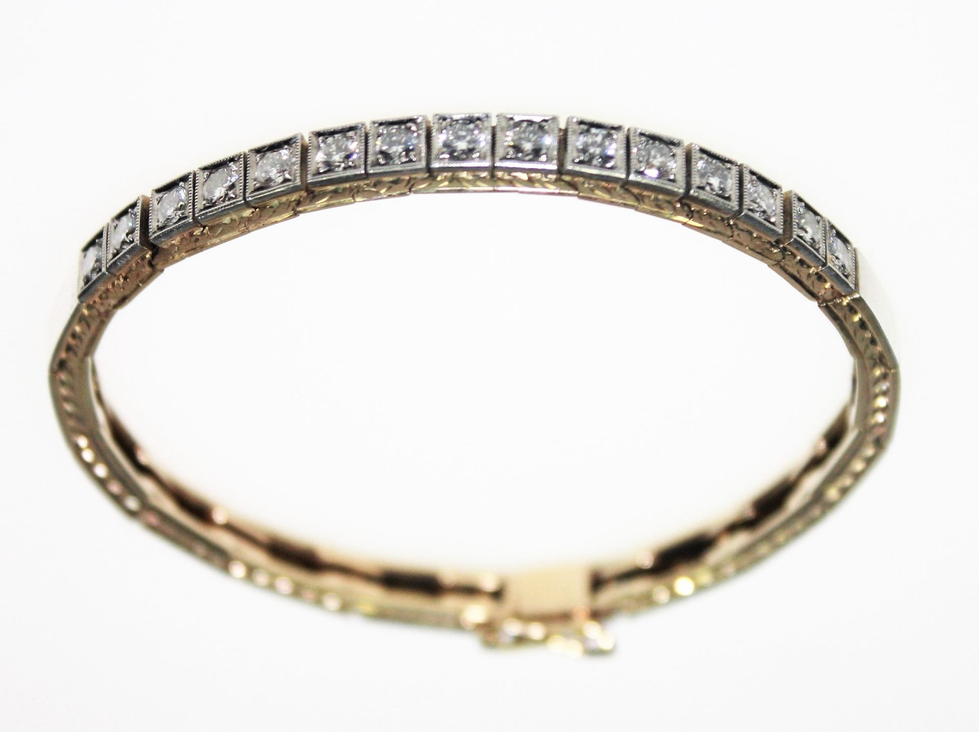 Schmales, goldenes Armband mit weißer Aufsicht 585/f gest., zur Mitte in quadratischen