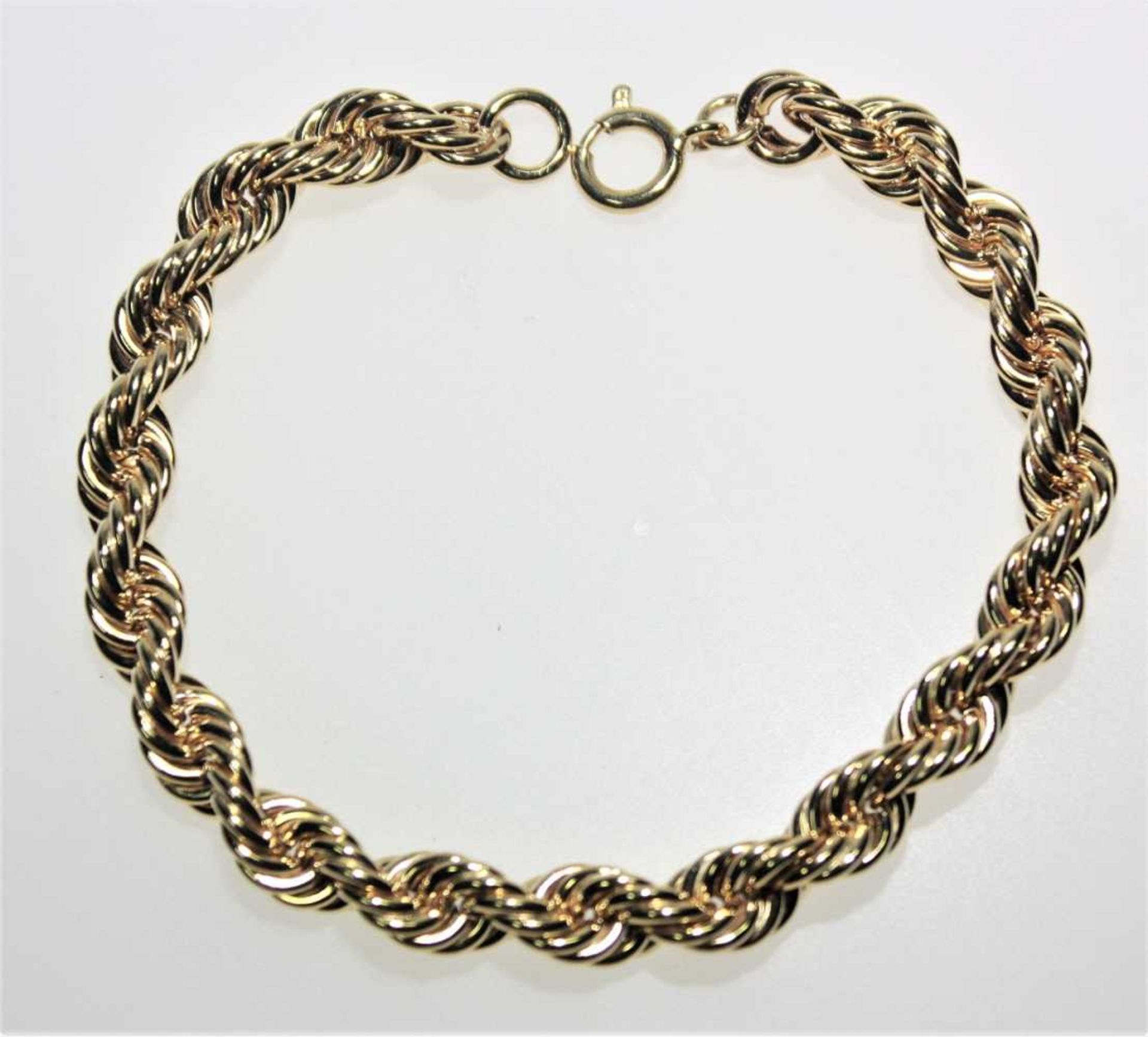 Schmales, goldenes Kordelarmband 585/f gest. mit Federring verschluss, ca. 19 cm lang. Brgw. 11,0 g