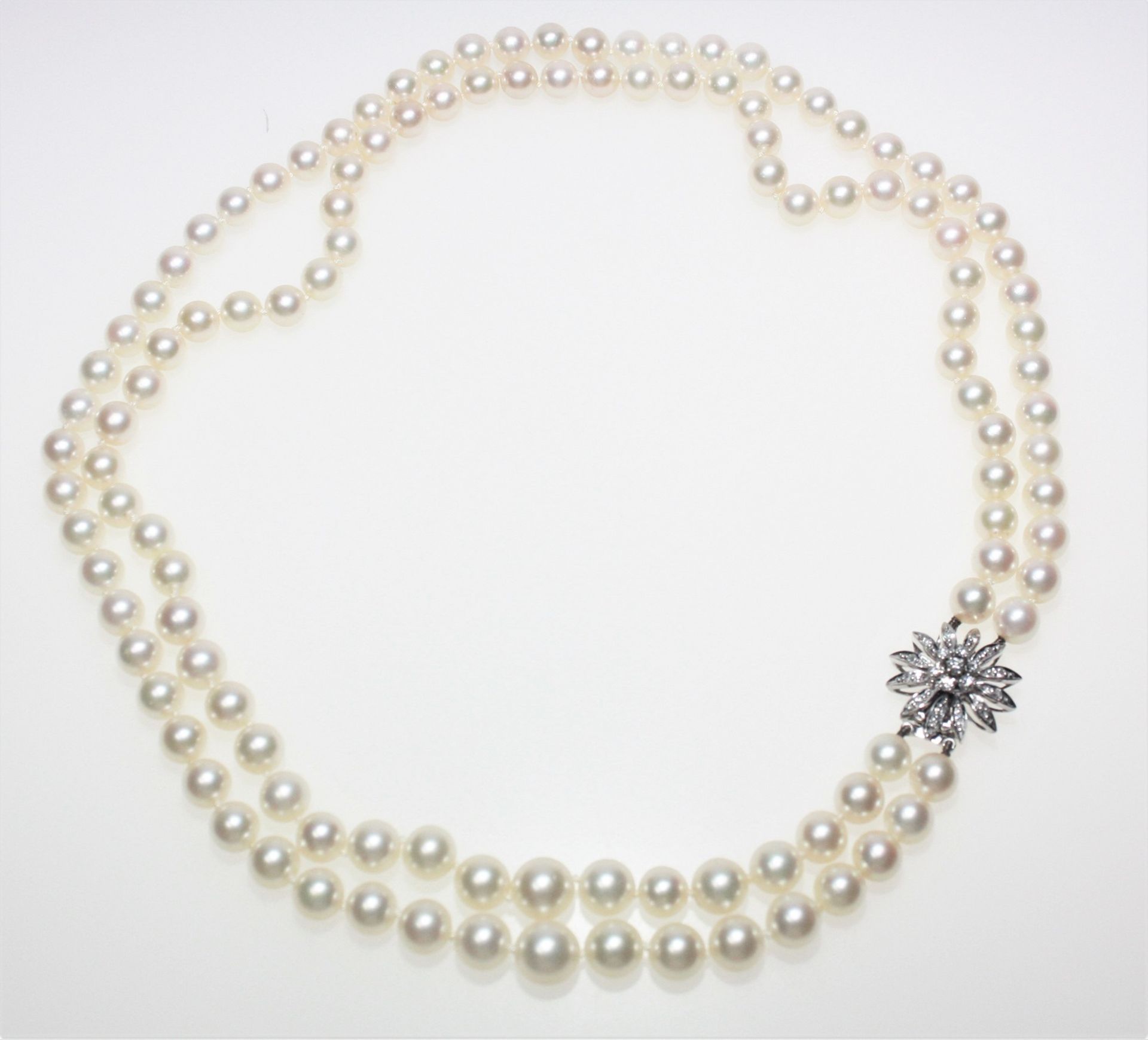 Zweireihiges Zuchtperlcollier im Verlauf ca. 6,7??9,5 mm, Perlen in gutem Lüster, seitlich zu