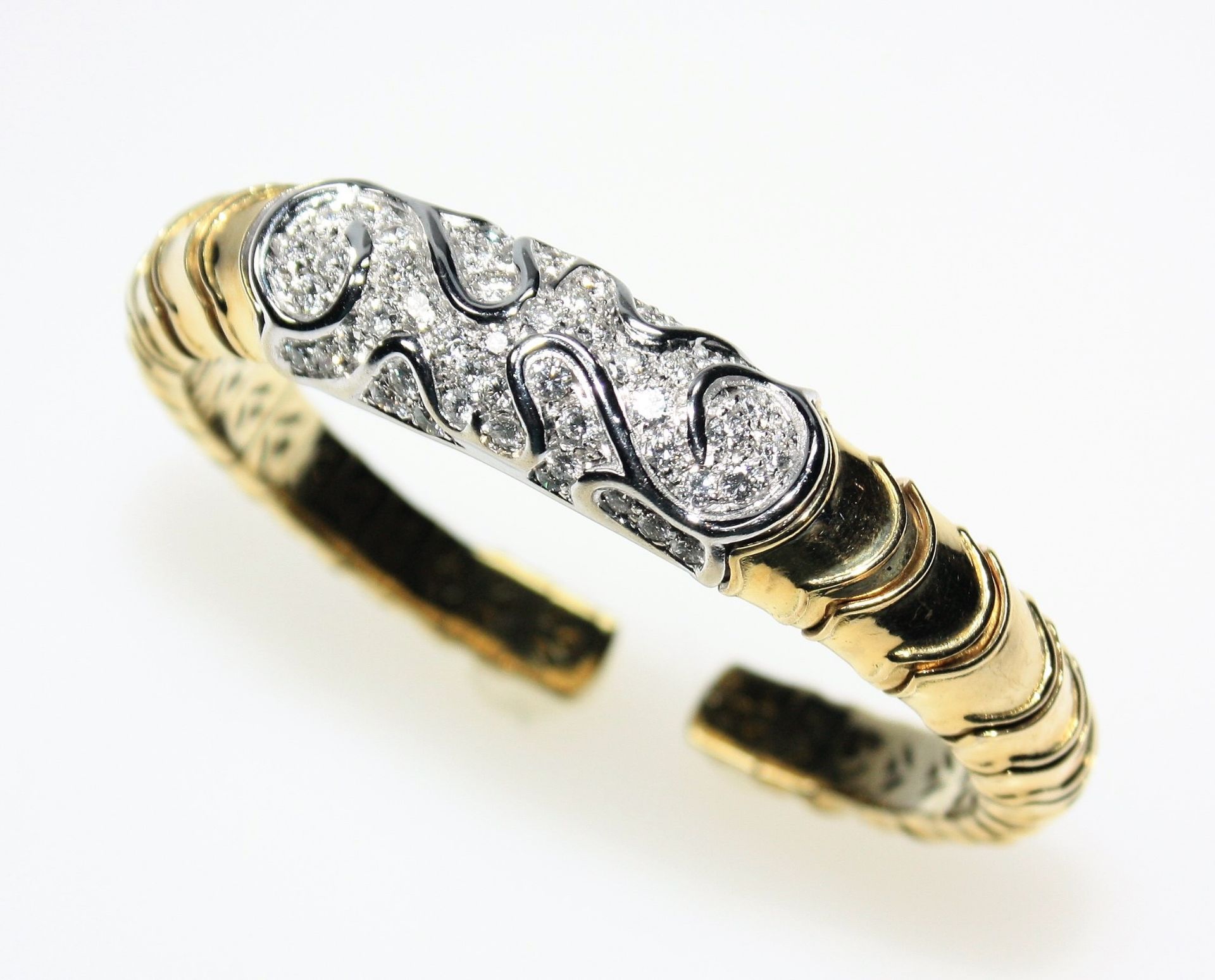 Goldene Armspange 750/f gest., weißgoldenes Mittelteil ausgefasst mit Diamanten in Brillantschliff