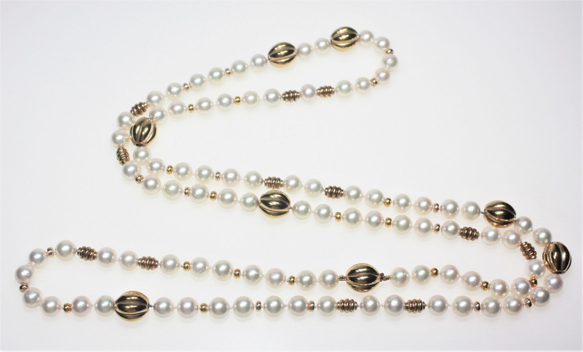 Lange Kette aus Zuchtperlen und unterschiedlich großen Goldteilen 585/f gest., Perlen in gutem
