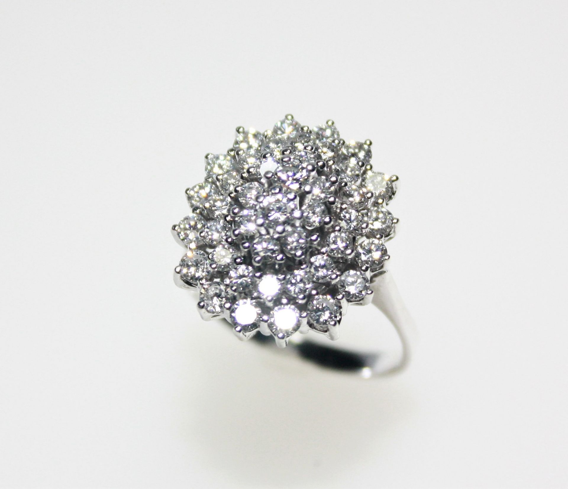 Weißgoldring 585/f gest., ovaler Ringkopf mit Diamanten in Brillant schliff zus. ca. 1,10 ct in