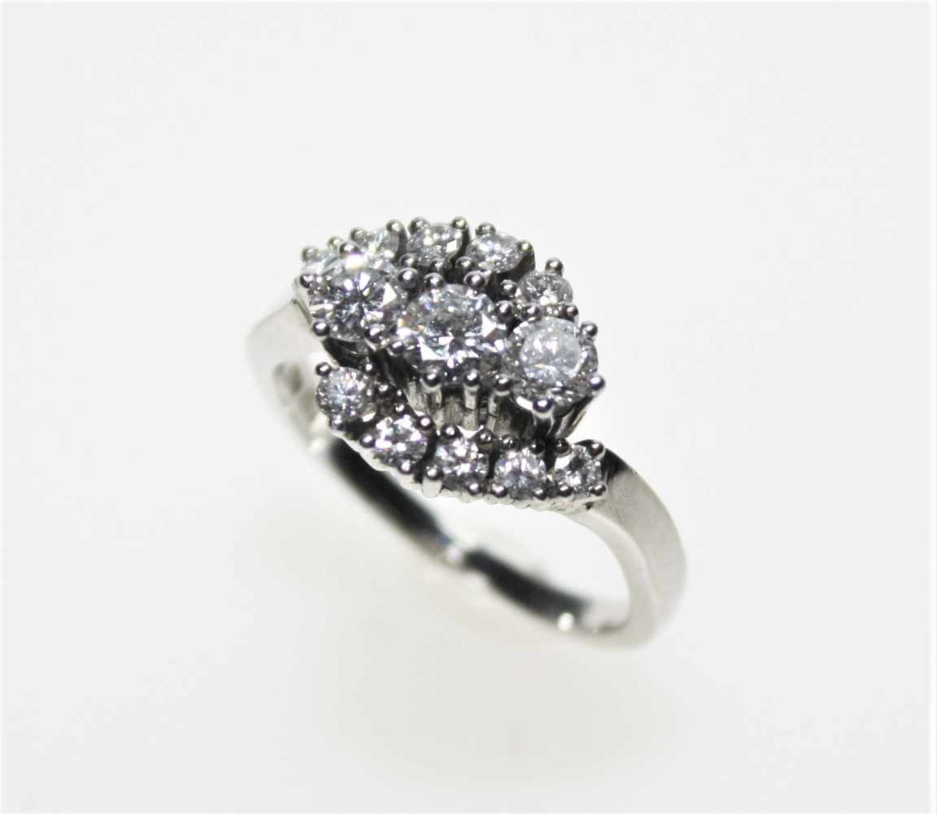 Weißgoldring 750/f gest., drei Diamanten in Brillantschliff zus.ca. 0,65 ct, seitlich in Bögen je