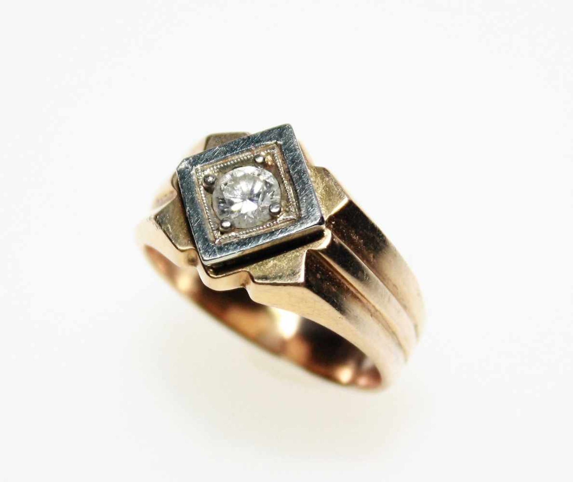 Älterer, goldener Bandring ca. 750/f, in quadratischer Weißgoldzarge ein Diamant in