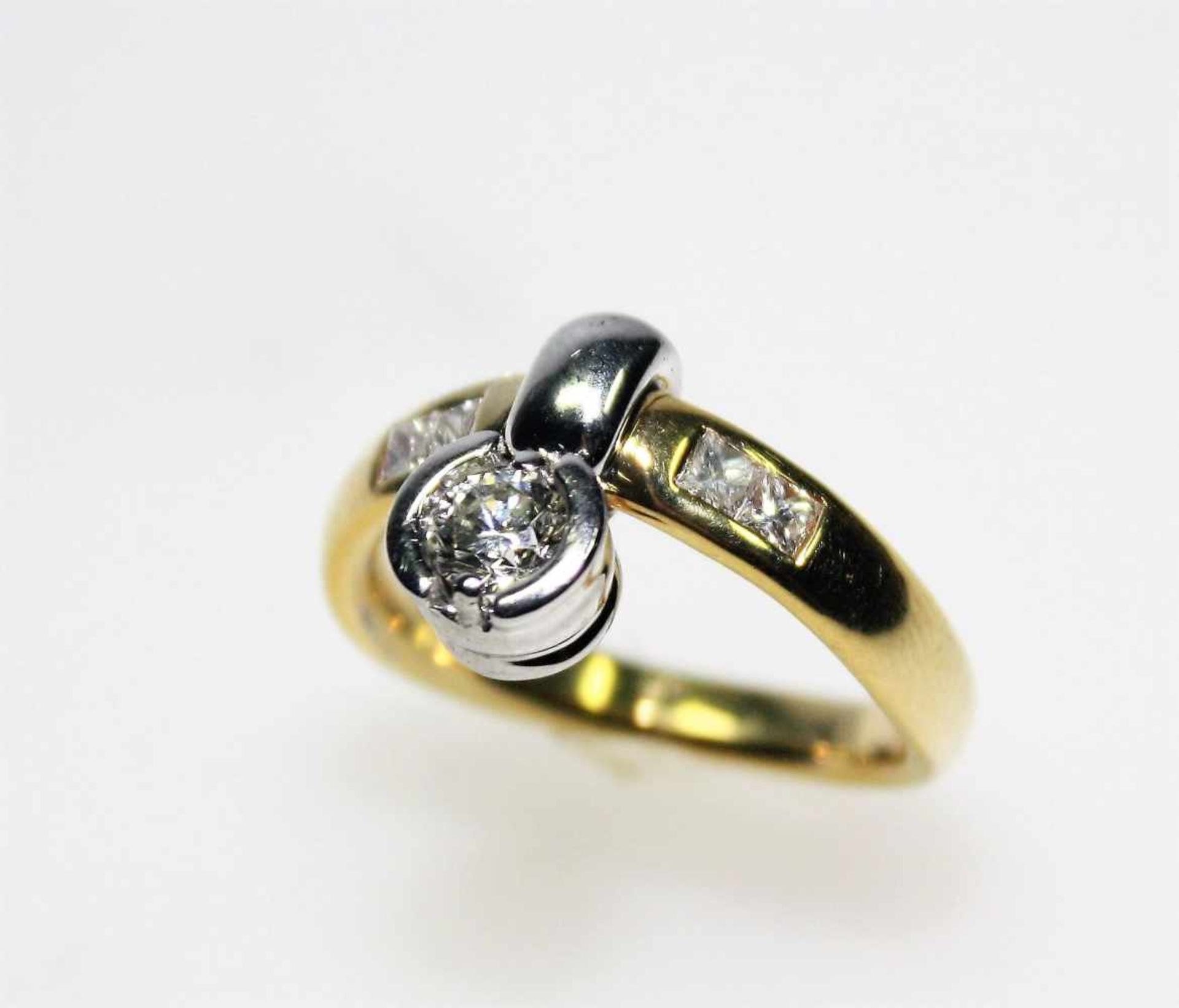 Moderner Ring in Gelb- und Weißgold 750/f gest. mit einem Diamantsolitär in Brillantschliff ca. 0,40