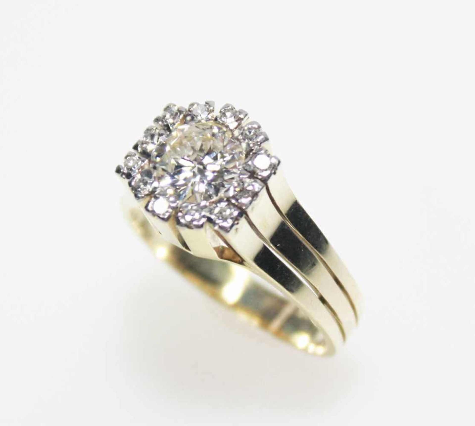 Goldener Ring 585/f gest. mit einem Diamanten in Brillantschliff ca. 1,25 ct in guter Farbe, fast