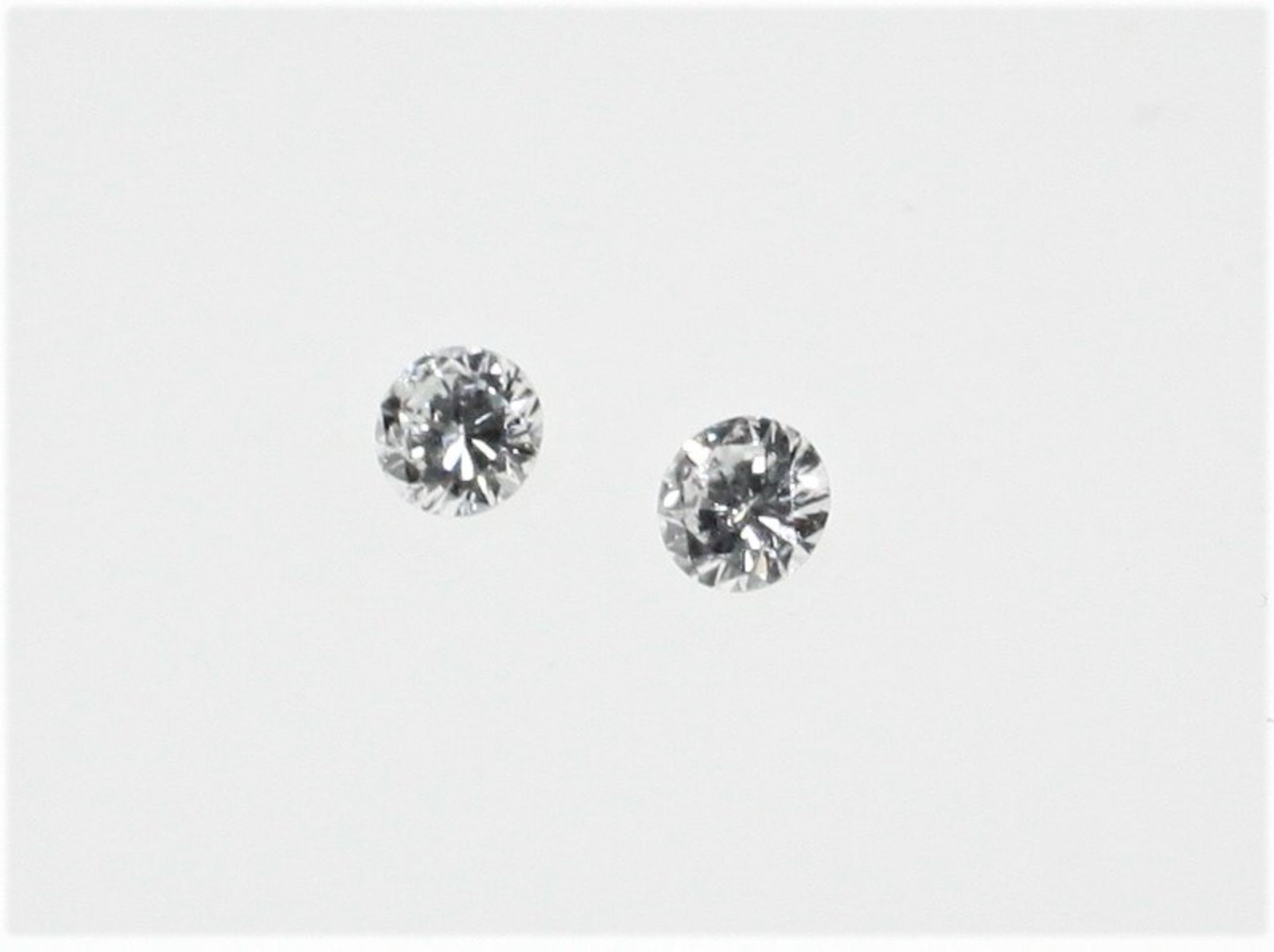 Zwei lose Diamanten in Brillantschliff zus.ca. 0,77 ct in guter bis feiner Farbe und Qualität.