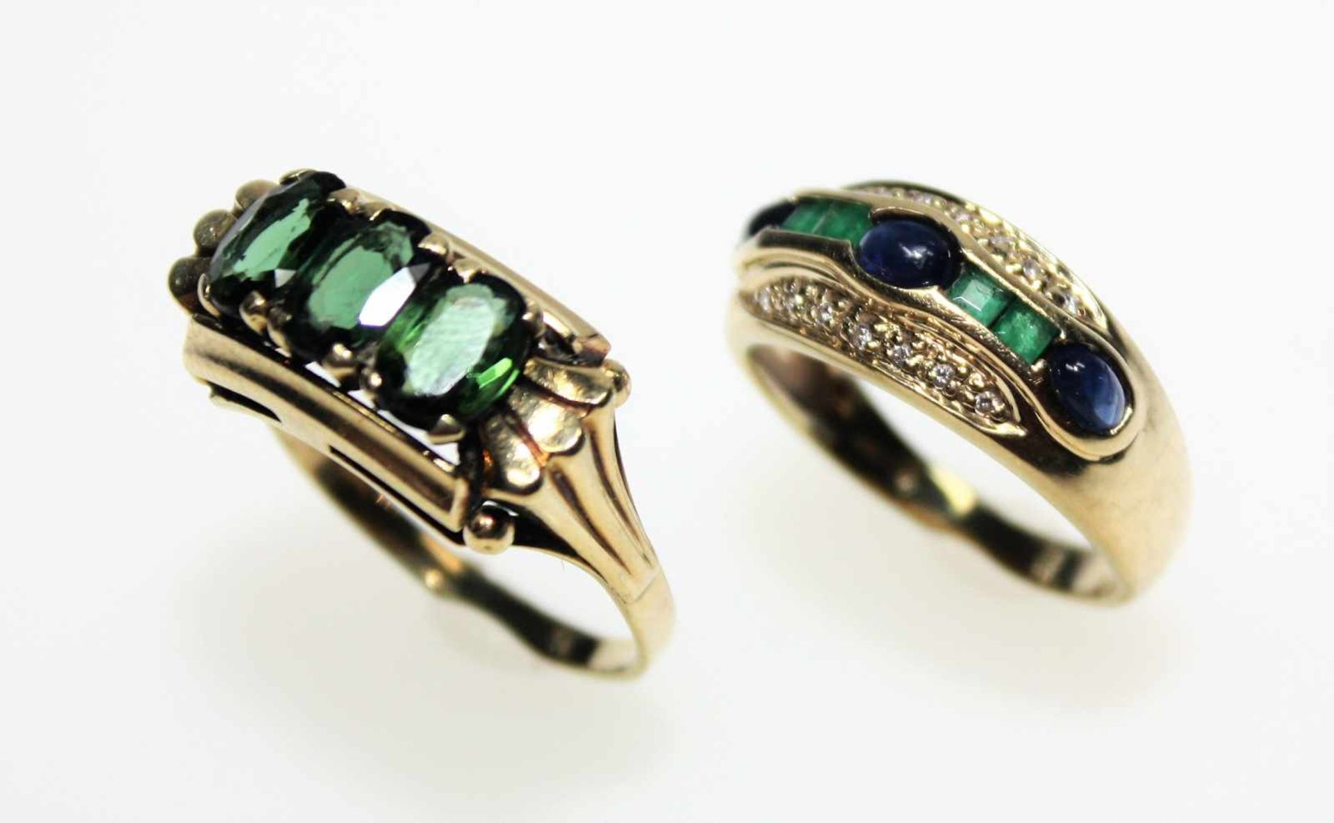 Goldenes Ringkonvolut 585/f gest.:1 älterer Ring mit drei oval facettierten, grünen Turmalinen,