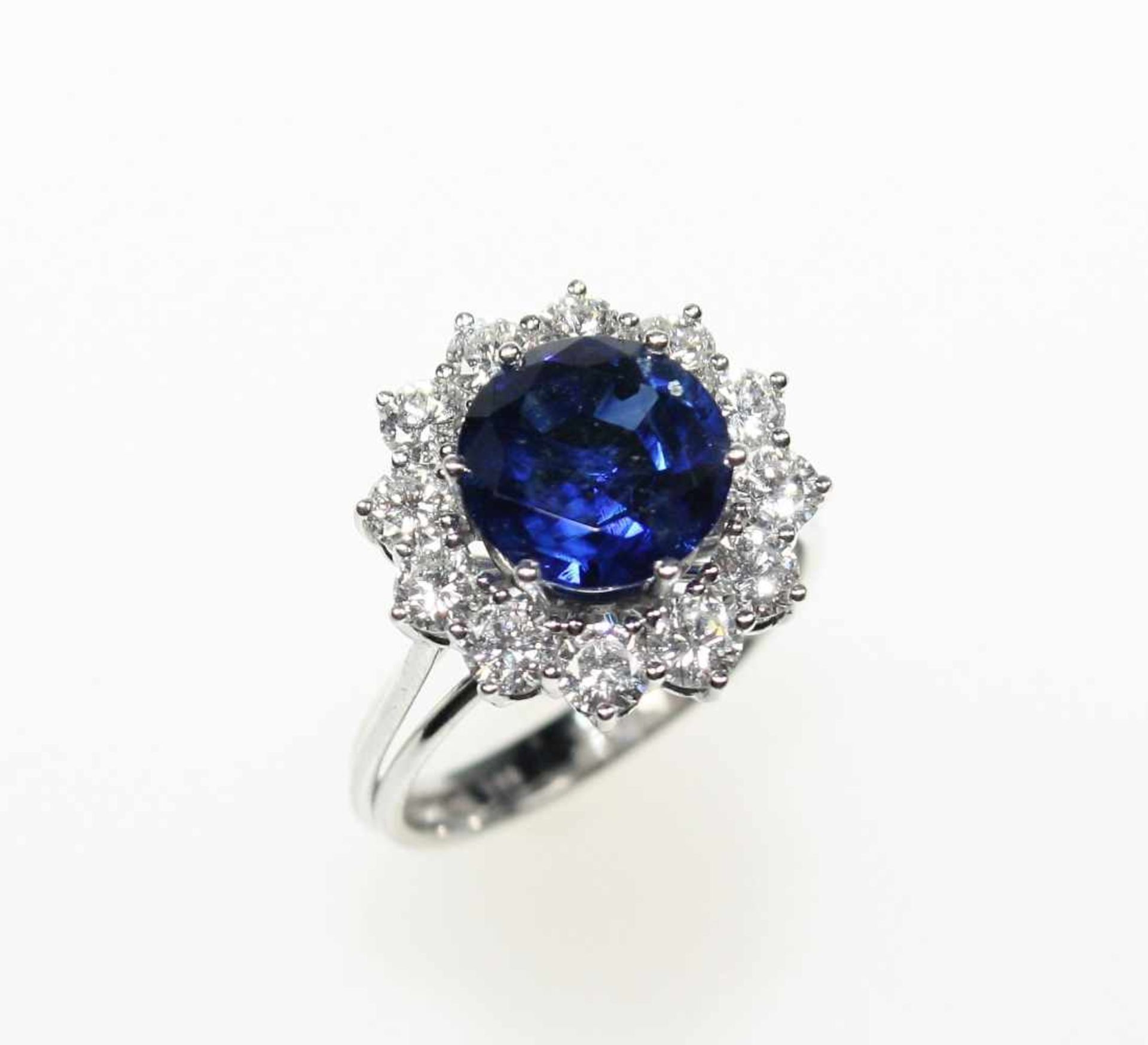 Weißgoldring 750/f gest. mit einem rund facettierten Saphir ca. 3,0 ct in kräftiger, blauer Farbe,