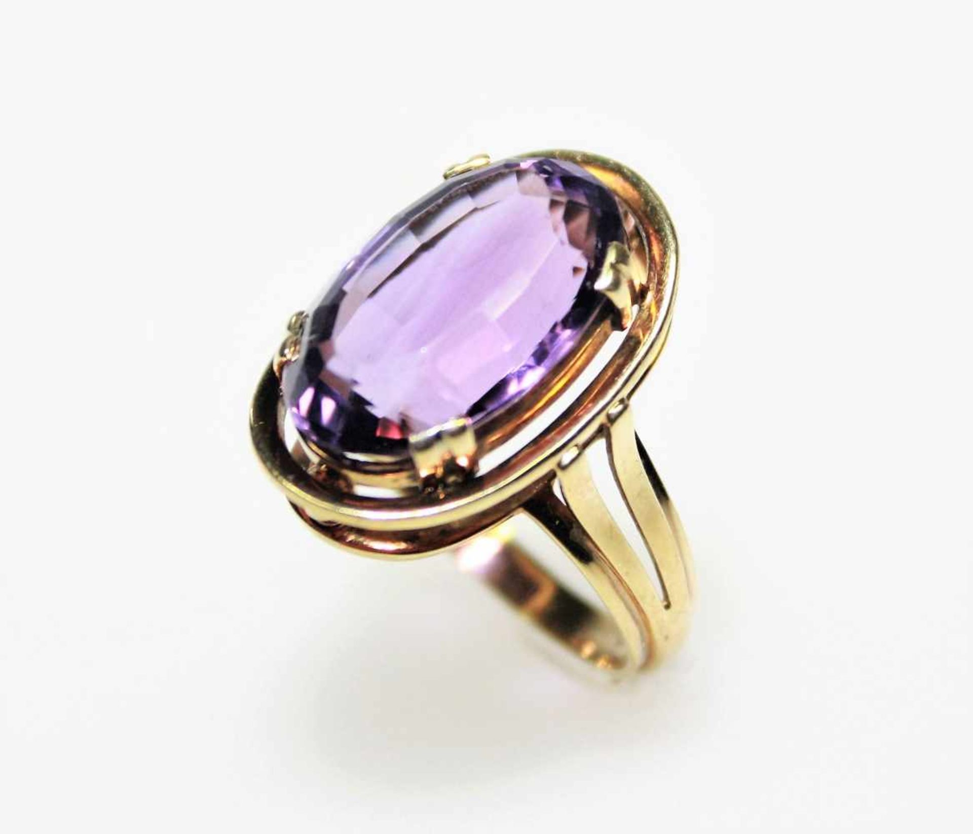 Goldener Ring ca. 585/f mit einem oval facettierten Amethyst, Weite ca. 17.Brgw. 6,1 g