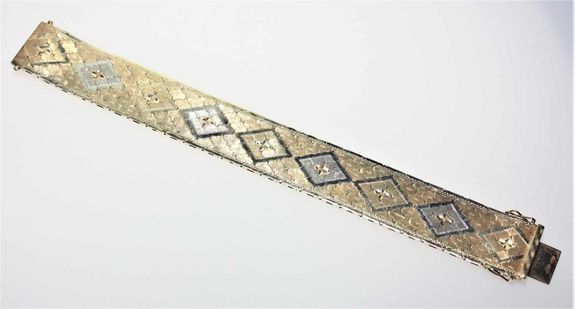 Flaches Armband in Gelb- und Weißgold 585/f gest., Wiener Muster, ca. 2 cm breit, 19,5 cm lang.Brgw.