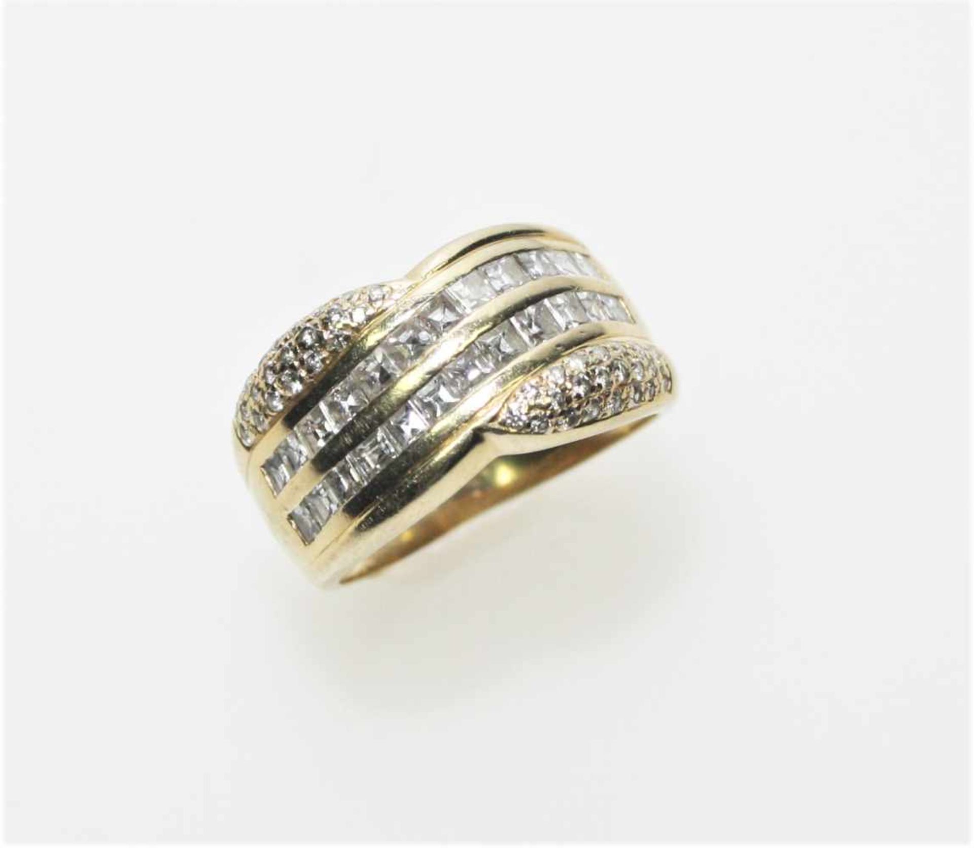 Goldener Bandring ca. 750/f, zwei Streifen ausgefasst mit Diamanten in Careéschliff zus.ca. 0,70 ct,