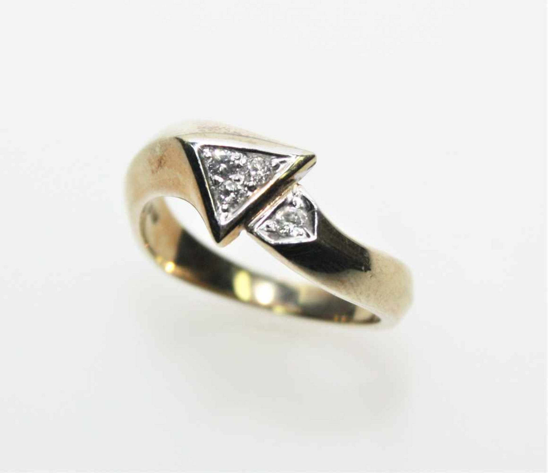 Goldener Ring 585/f gest., im Ringkopf in Weißgold gefasst vier kleine Diamanten in