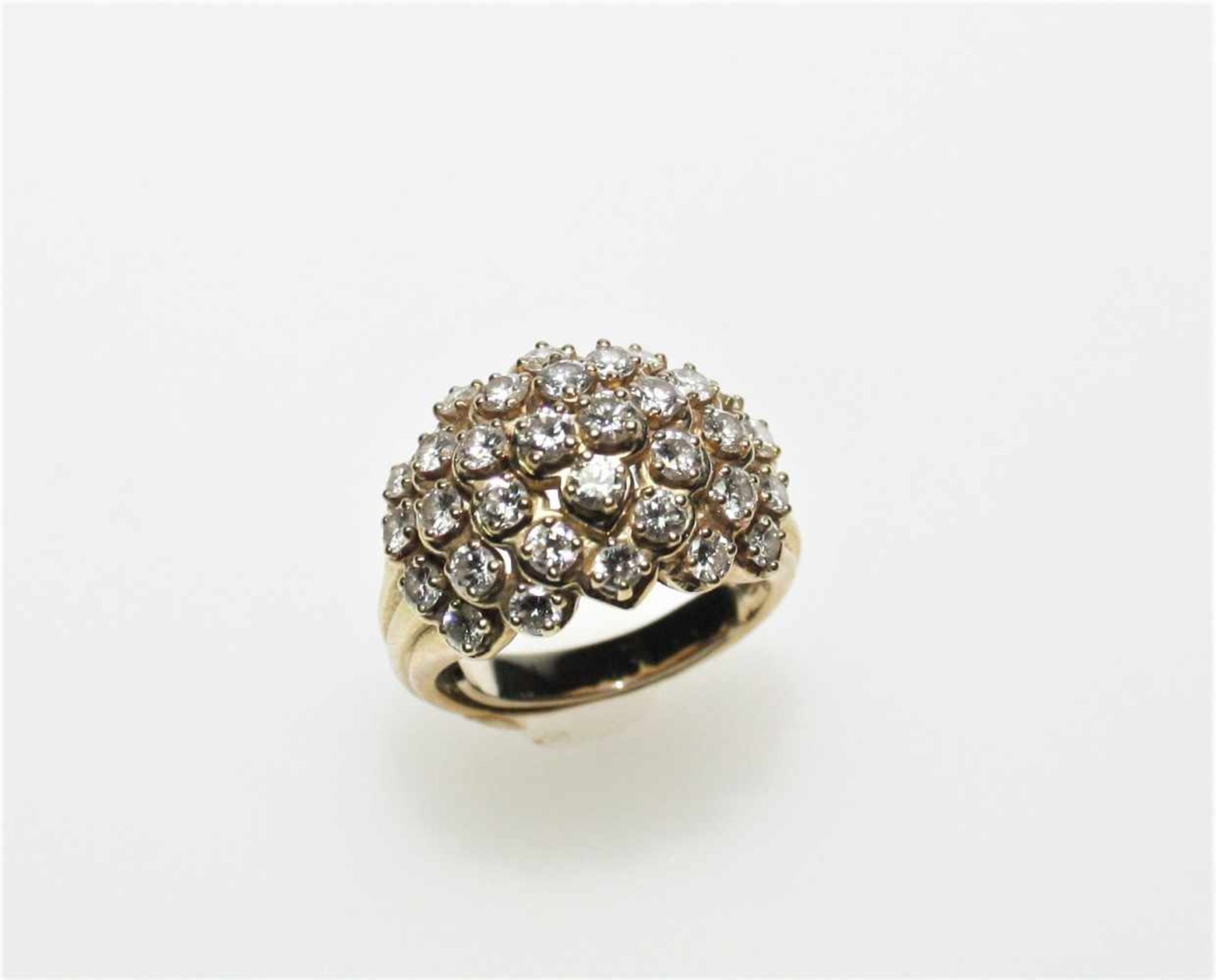Goldener Ring ca. 750/f, Ringkopf mit Diamanten in Brillantschliff zus.ca. 1,60 ct in guter bis