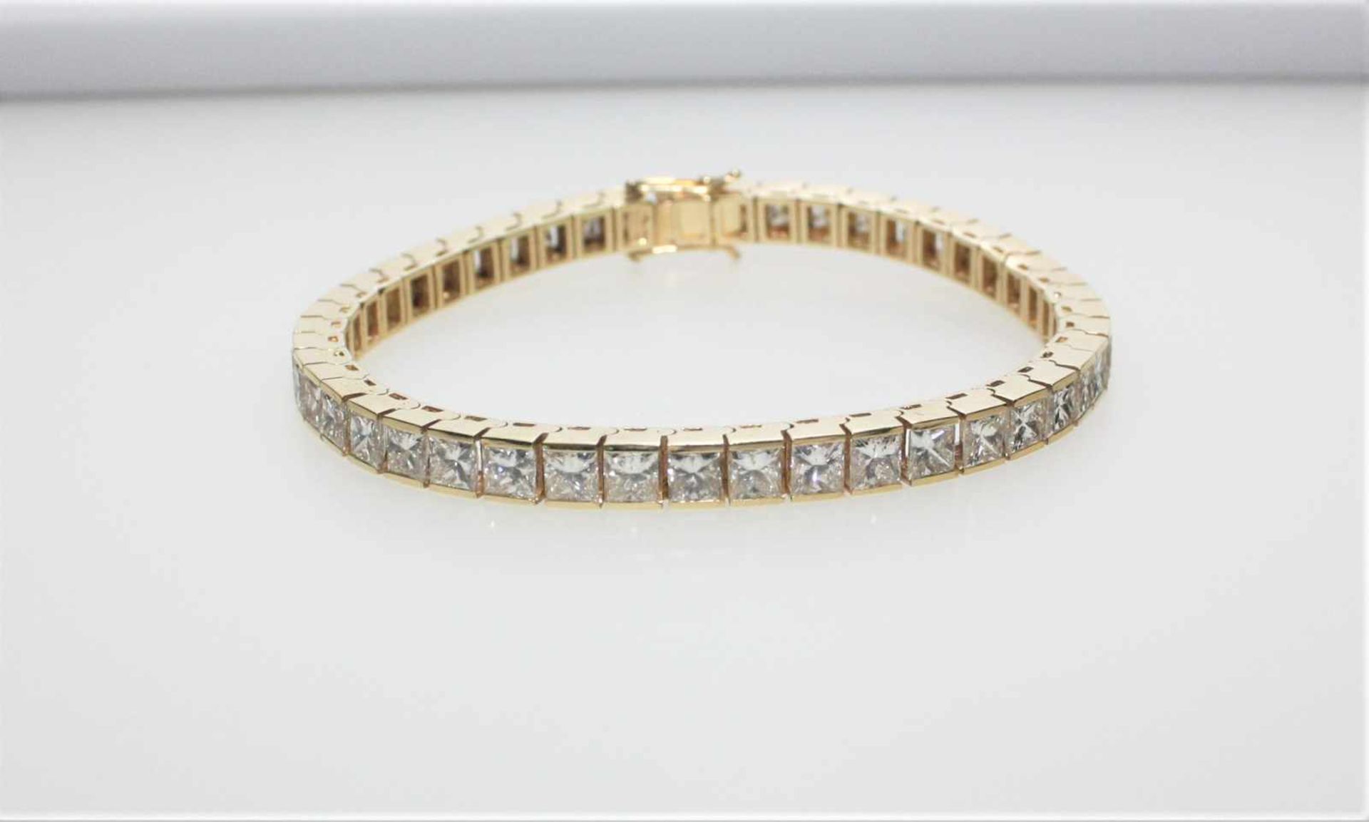 Goldenes Tennisarmband 750/f gest. mit 45 Diamanten in Princess-Schliff zus.ca. 9,0 ct in guter