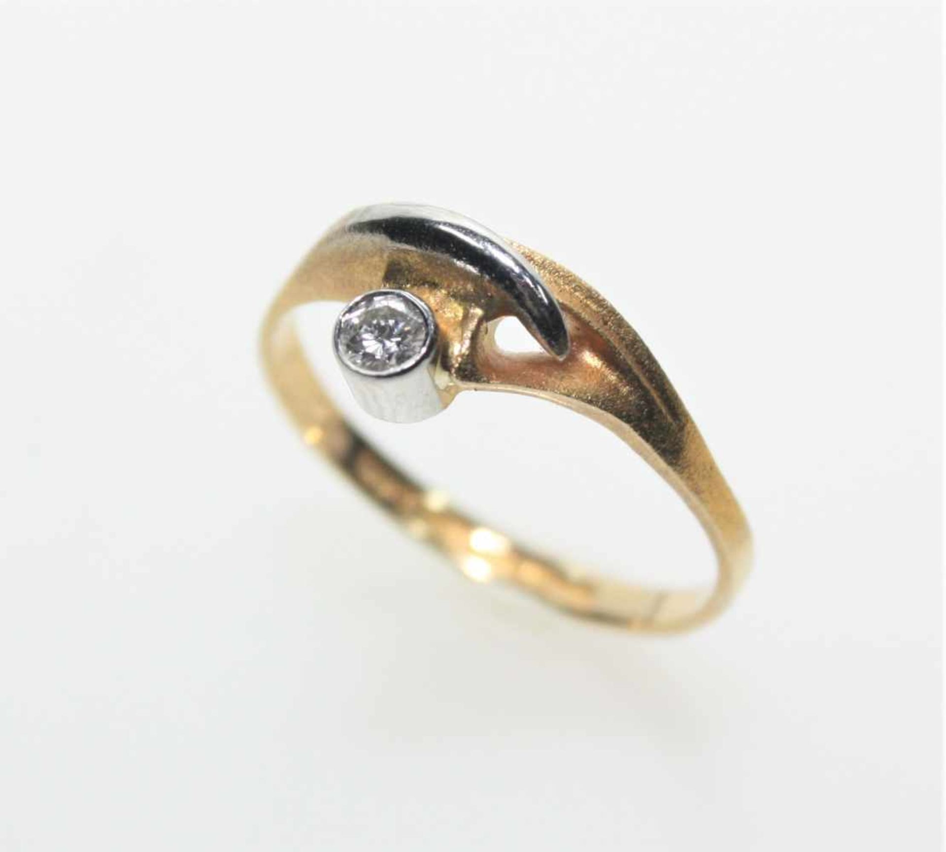 Schmaler Ring Gold mit Platin 750/f gest. Lapponia, in runder Zarge ein kleiner Diamant in
