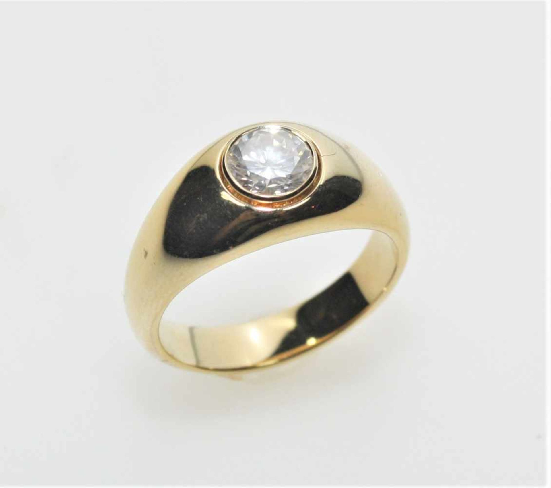 Goldener Bandring 750/f gest., in Zarge gefasst ein Diamantsolitär in Brillantschliff ca. 1,25 ct in