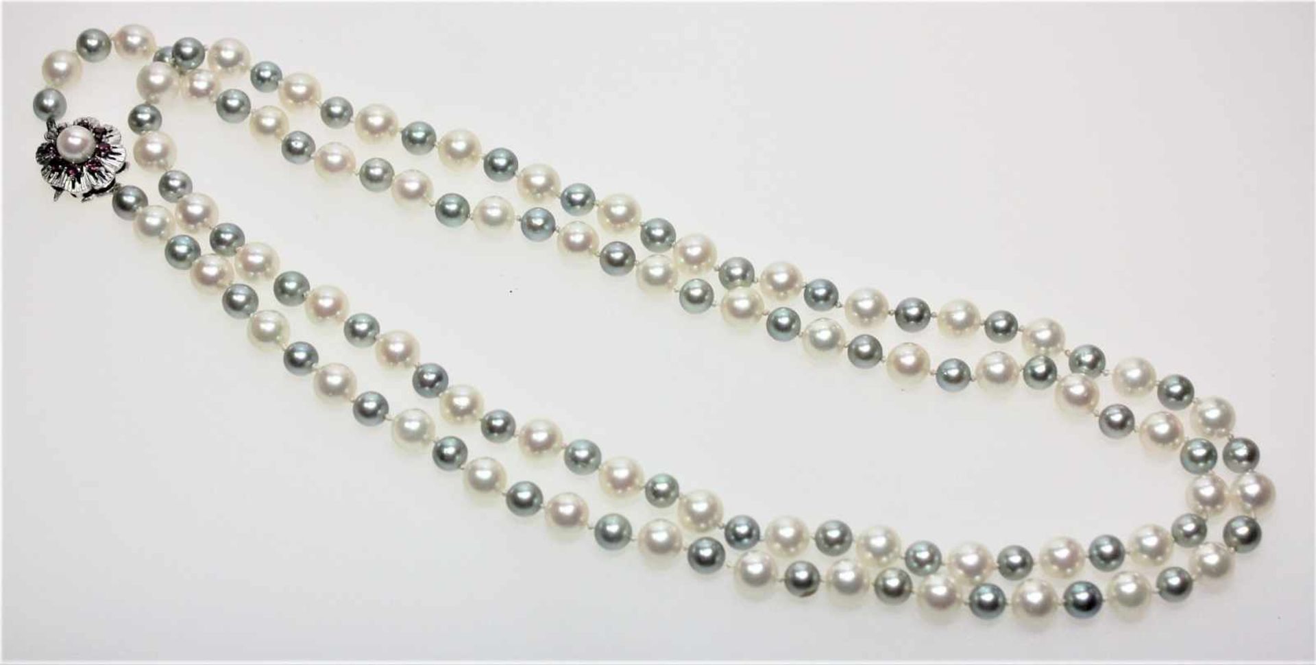 Lange Zuchtperlkette, abwechselnd kleine graue und größere weiße Perlen, blütenförmige