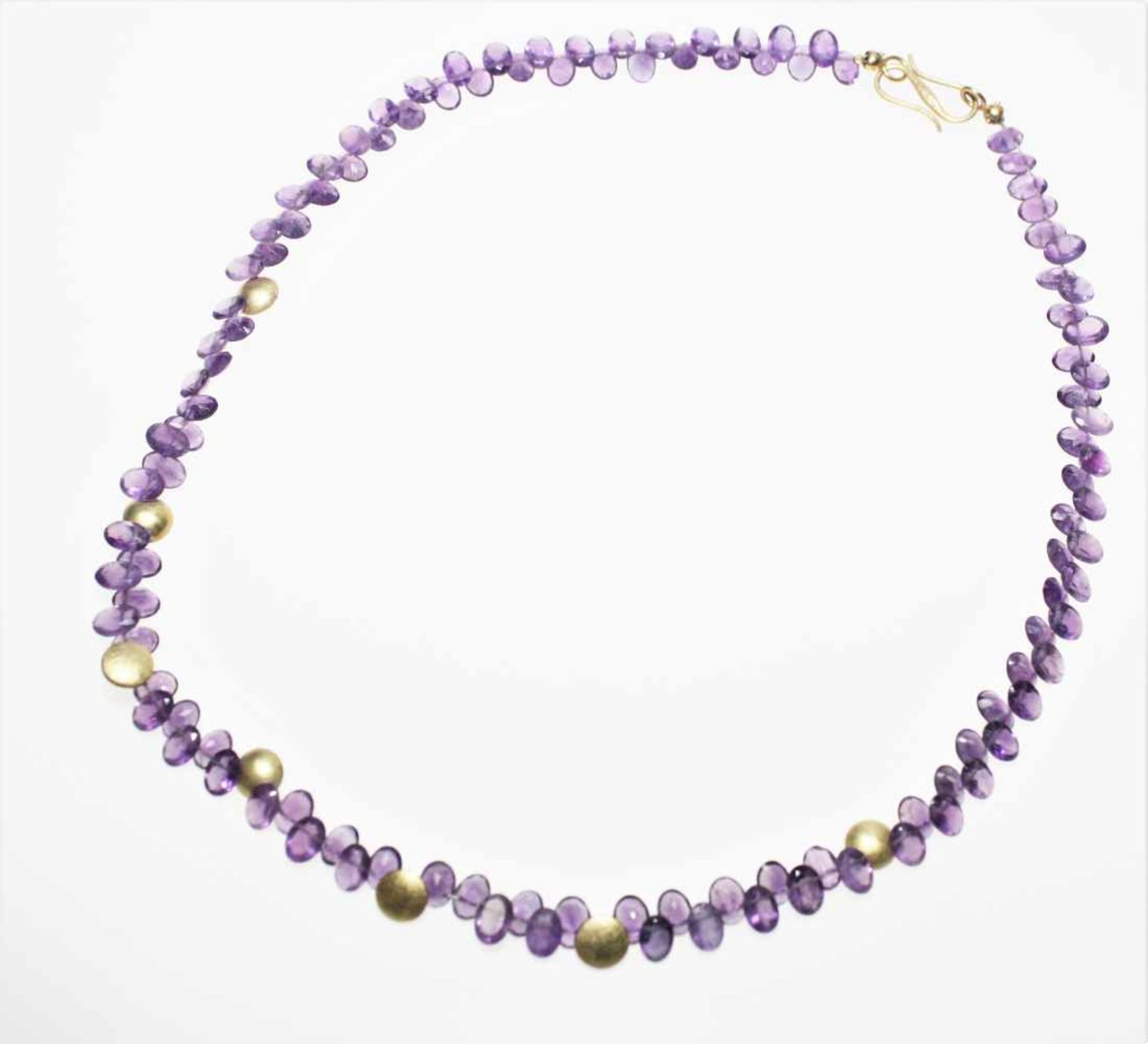 Moderne Kette aus kleinen Amethystplättchen unterbrochen von Goldteilchen, goldene S-Schließe ca.