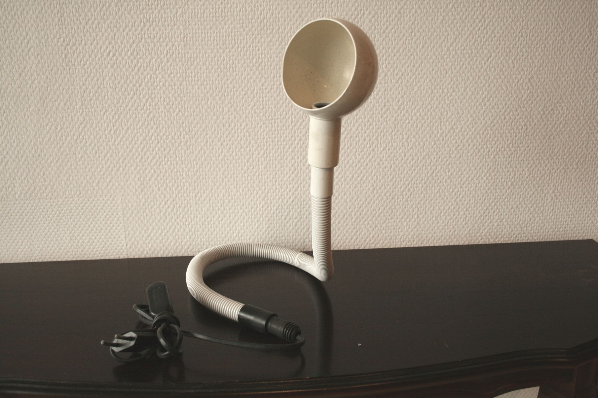 Lampe de bureau (blanche) COBRA par ISAO HOSOE pour Hebi Studio Milano, Design des [...]
