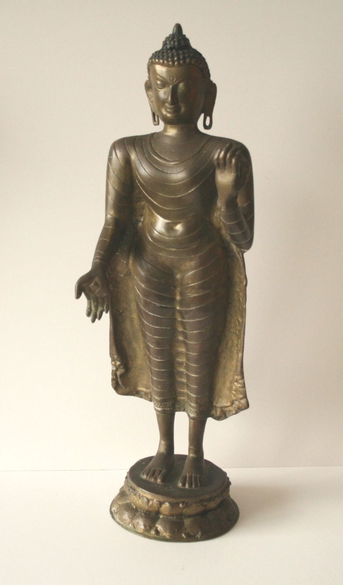 Sculpture en bronze figurant BOUDDHA, Extrême-Orient, milieu du XXe - Hauteur : 52 [...]