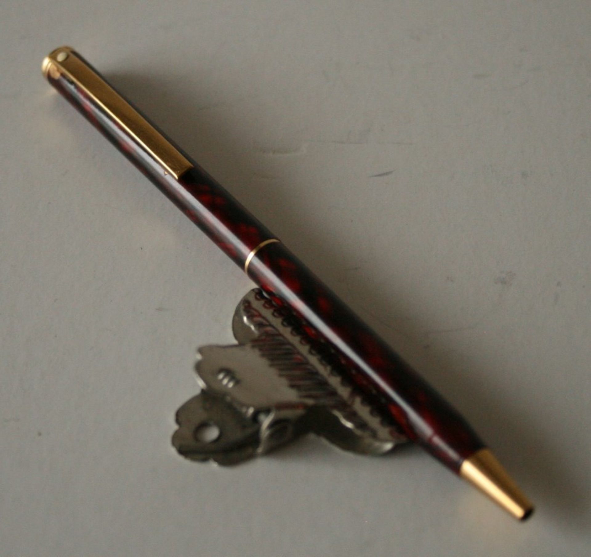 Stylo bille SHEAFFER années 60/70, attributs plaqué or, laque rouge - Longueur : [...]