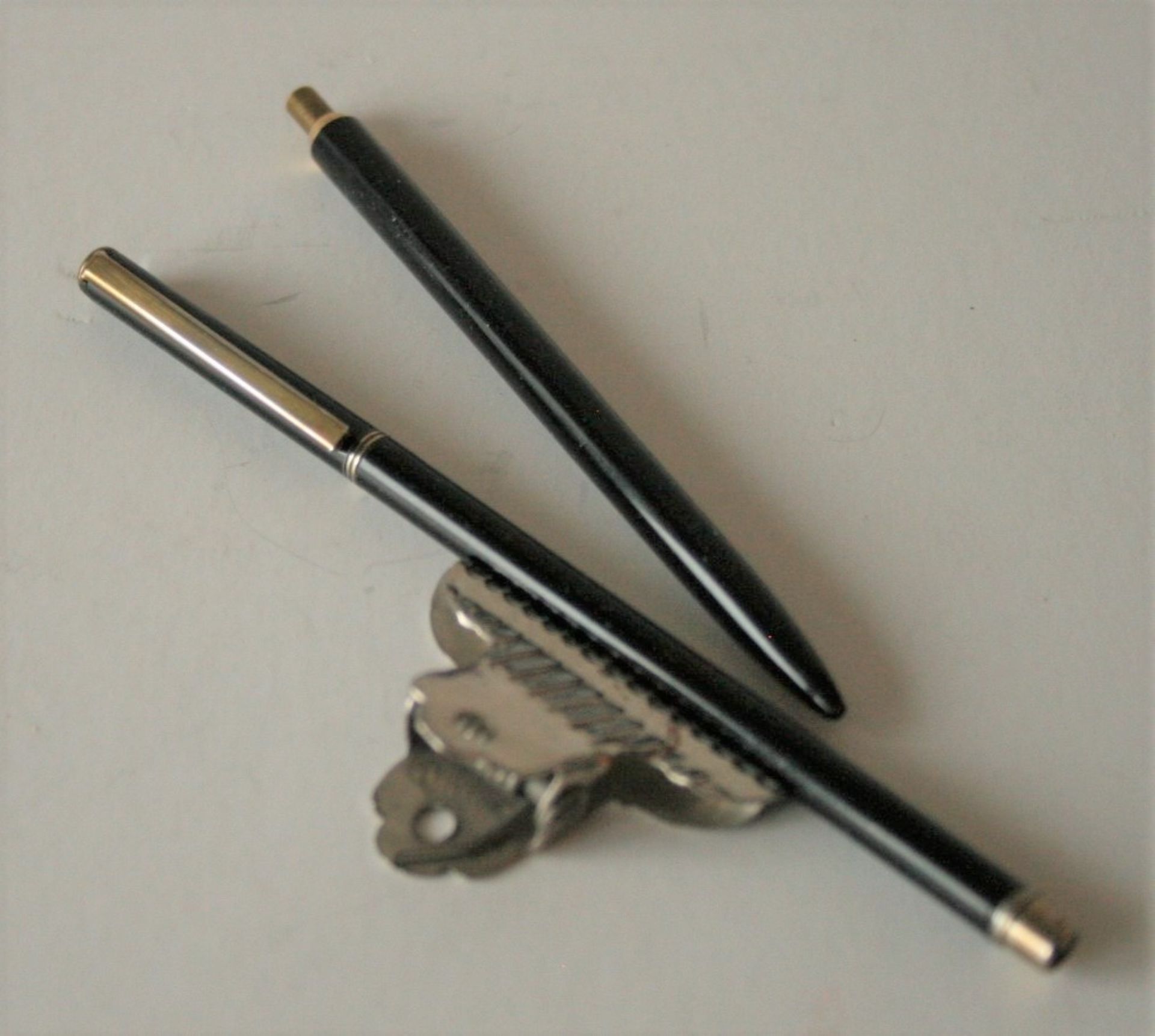 Ensemble de 2 petits stylos bille en Celluloïd noir, attributs dorés - Set of 2 [...]