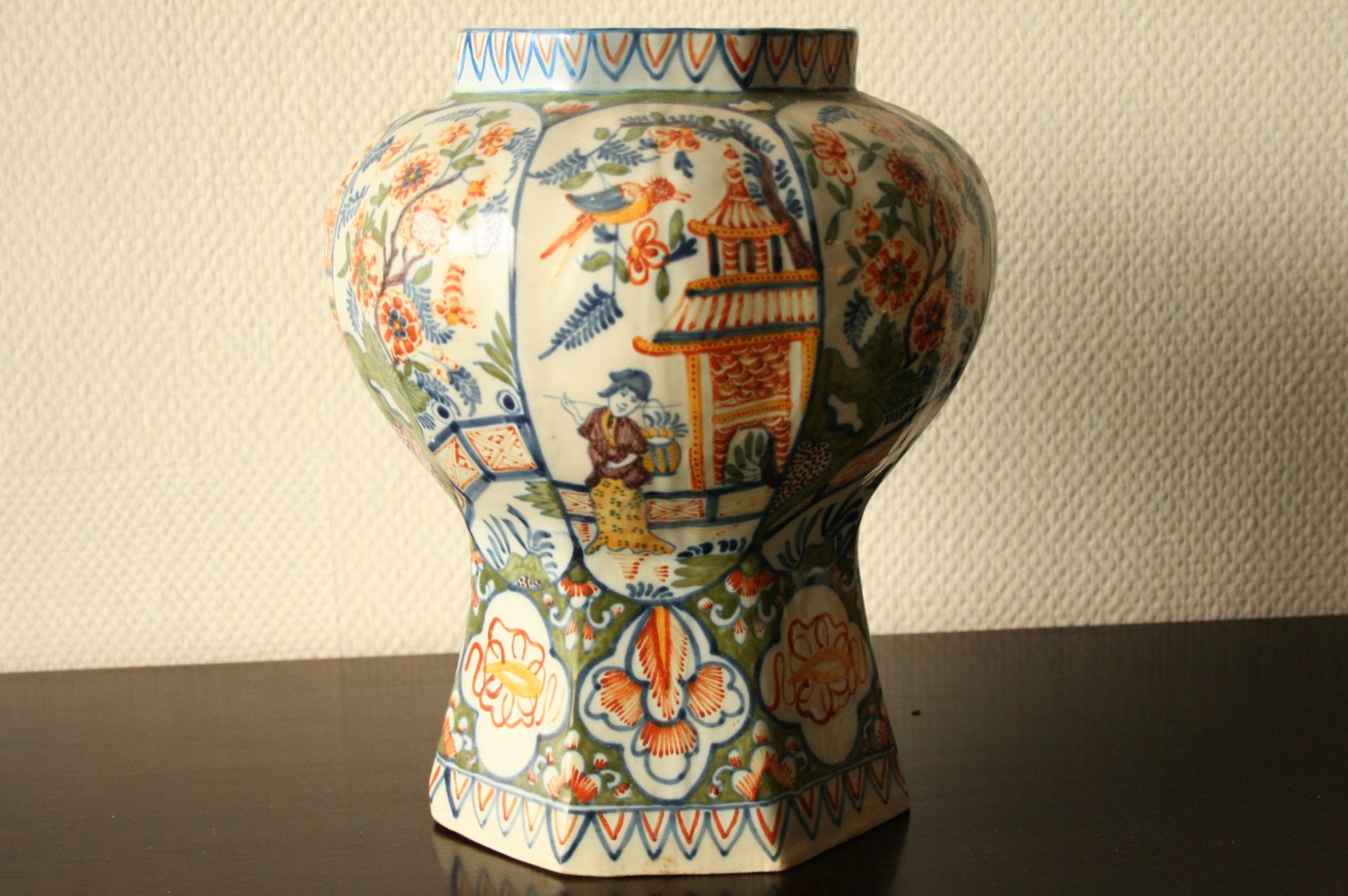 Vase hexogonal en porcelaine de Delft à décor chinois de frondaisons, oiseaux et [...]