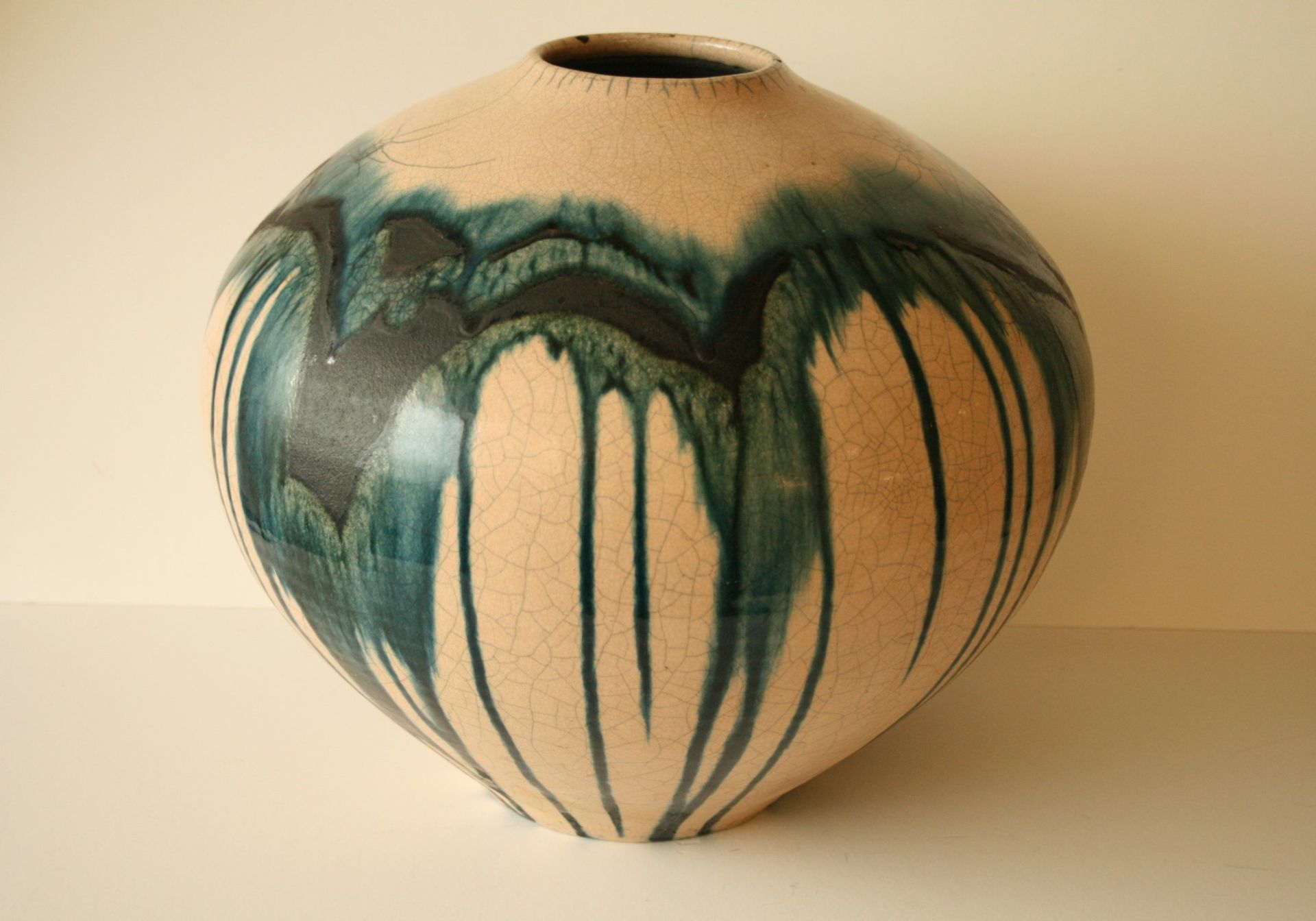 Vase en terre cuite et pigments, signature d'un artiste japonais à la base, [...]