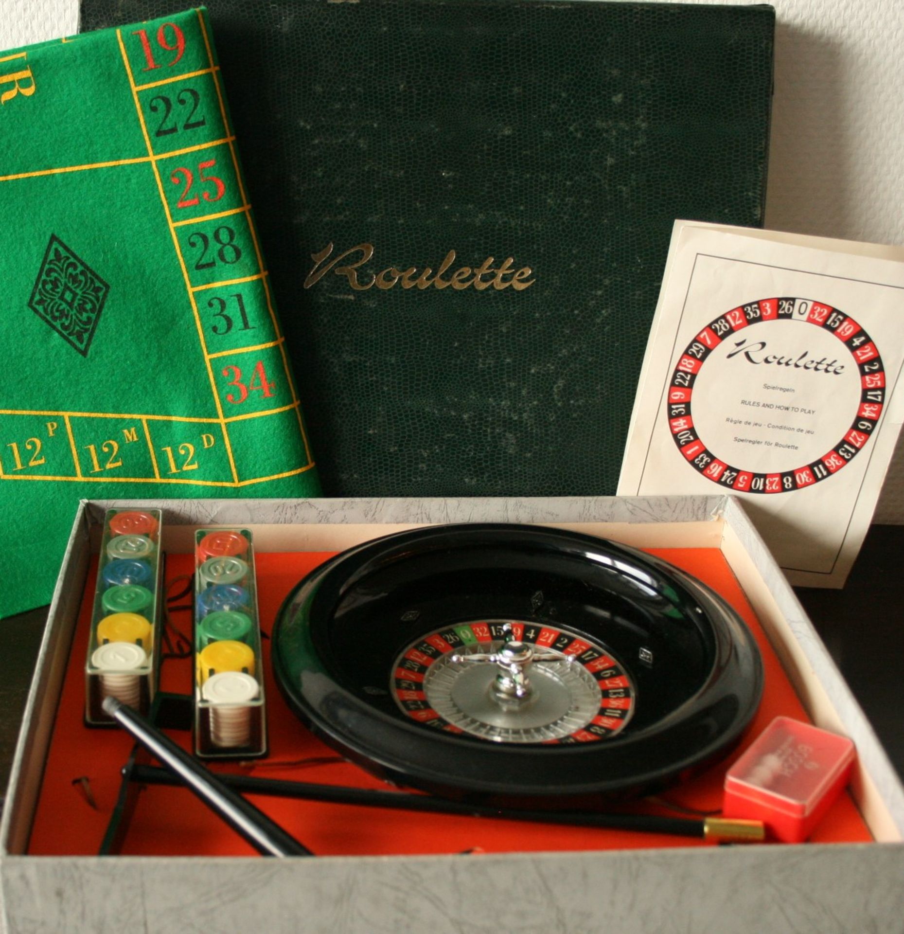 Jeu de ROULETTE des années 50 avec tapis en feutrine, pions, rateau, roulette, bon [...]