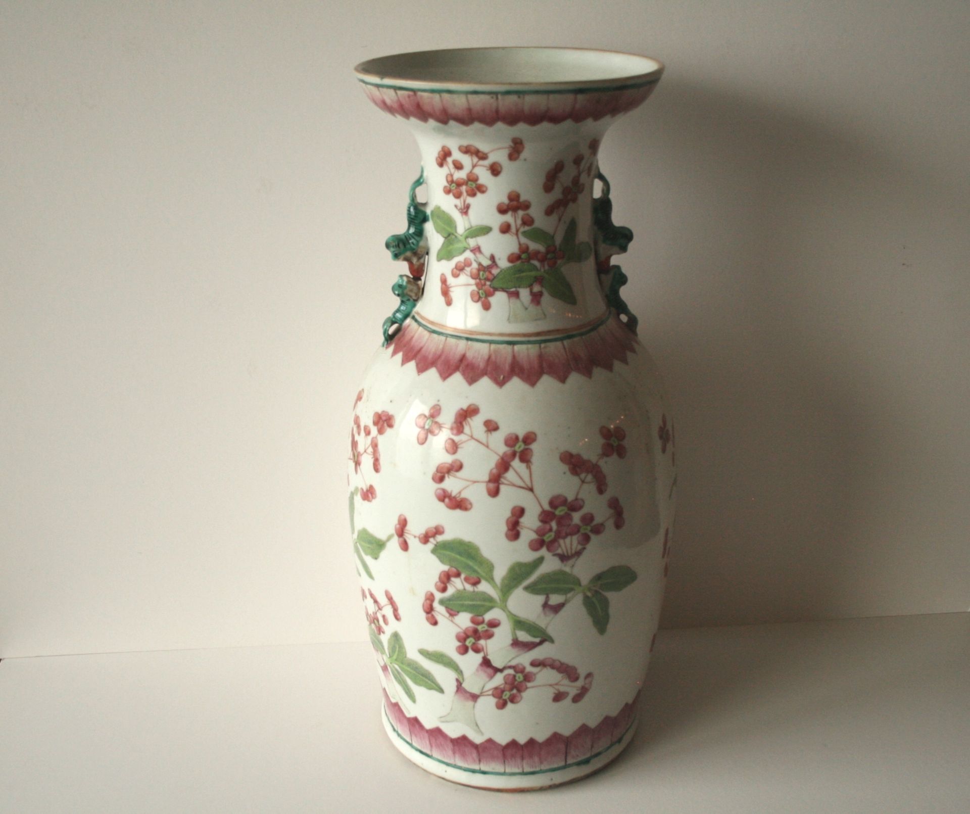 Importante potiche en porcelaine de Chine à décor floral (balsamine de l'hymalaya), [...]