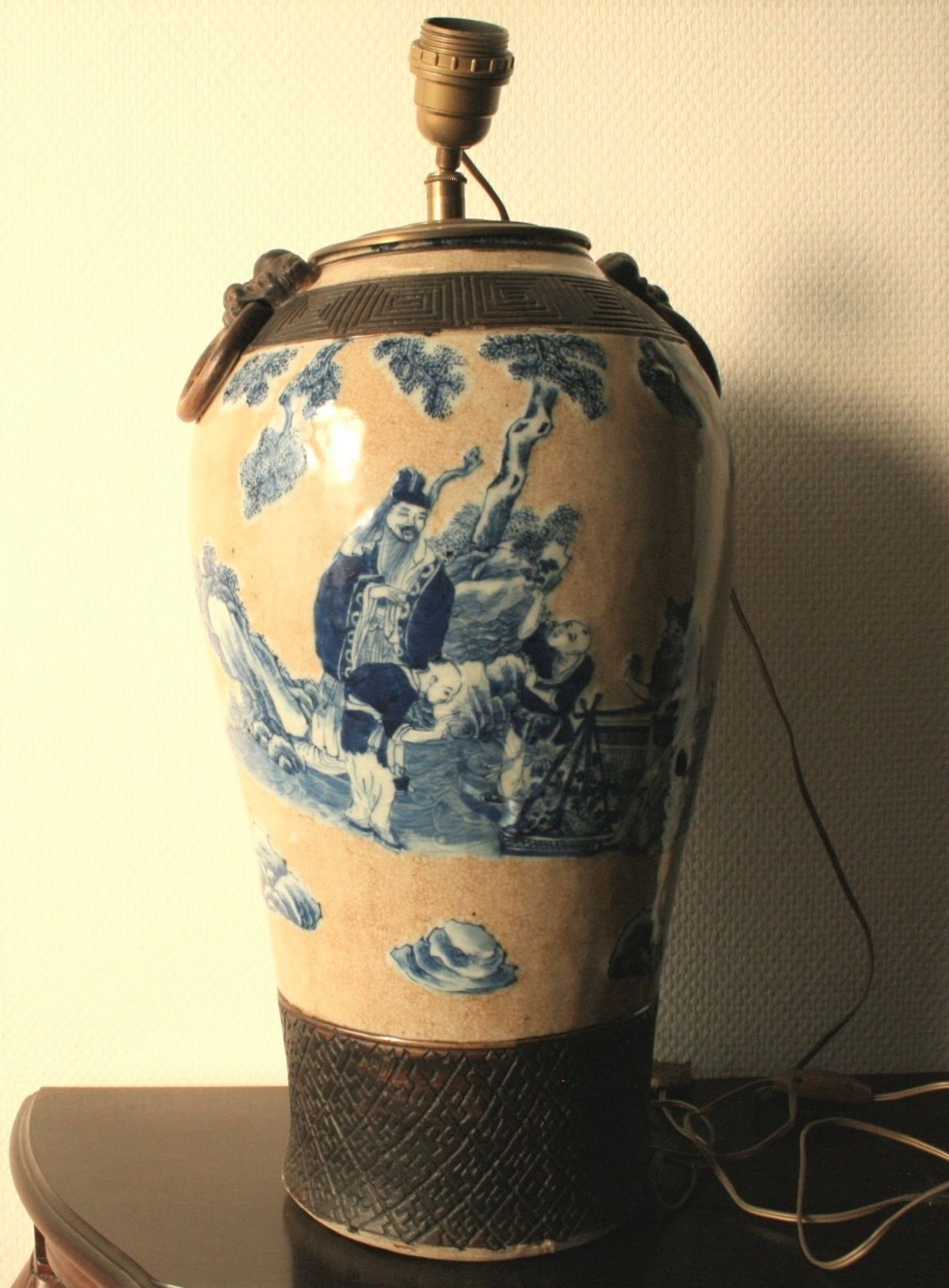 Important vase chinois transformé en lampe, décor d'une scène d'offrande, anses à [...]