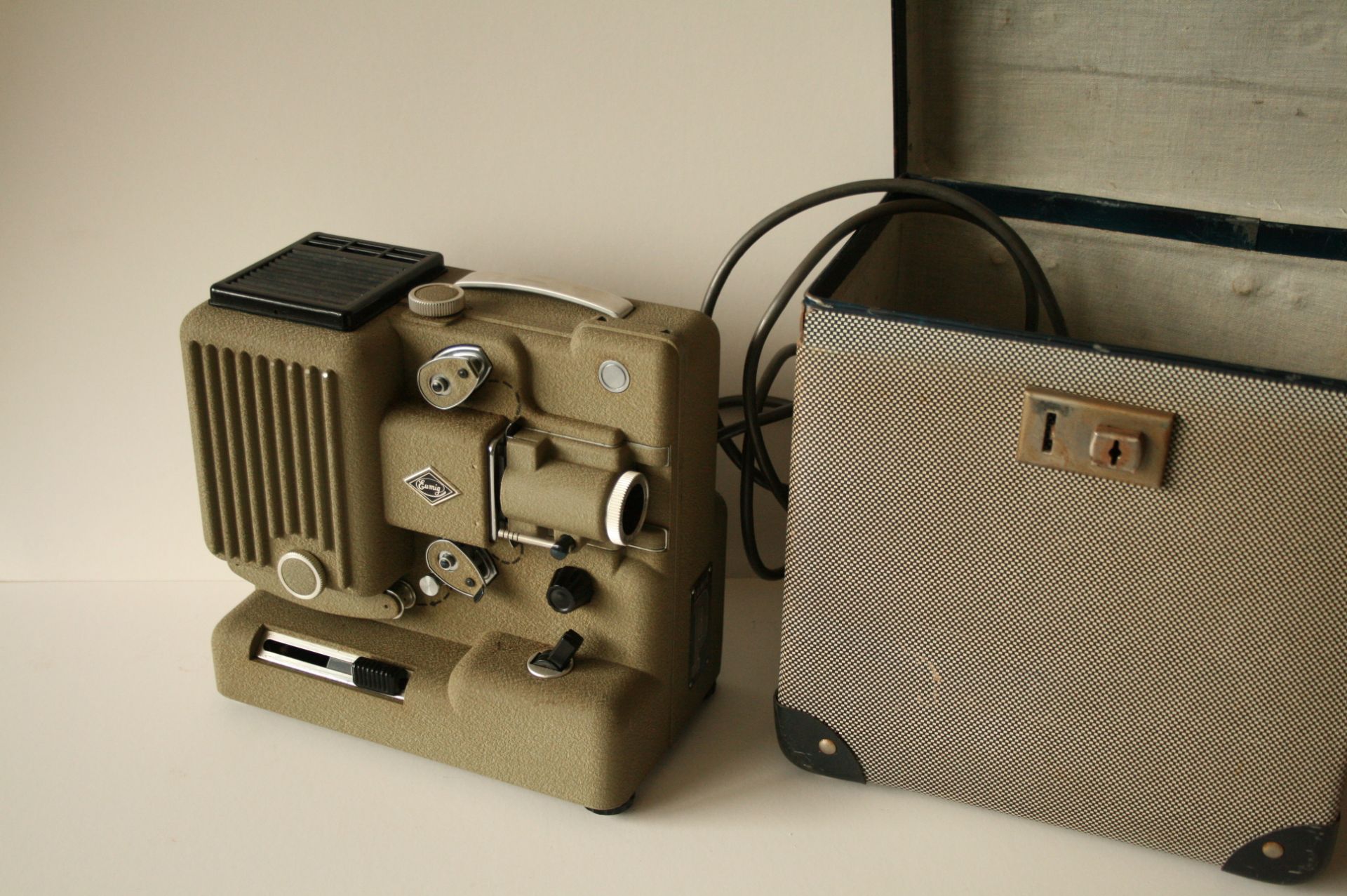 Projecteur de film 8 mm EUMIG WIEN Type P8, caisse de transport, années 50 - EUMIG [...]