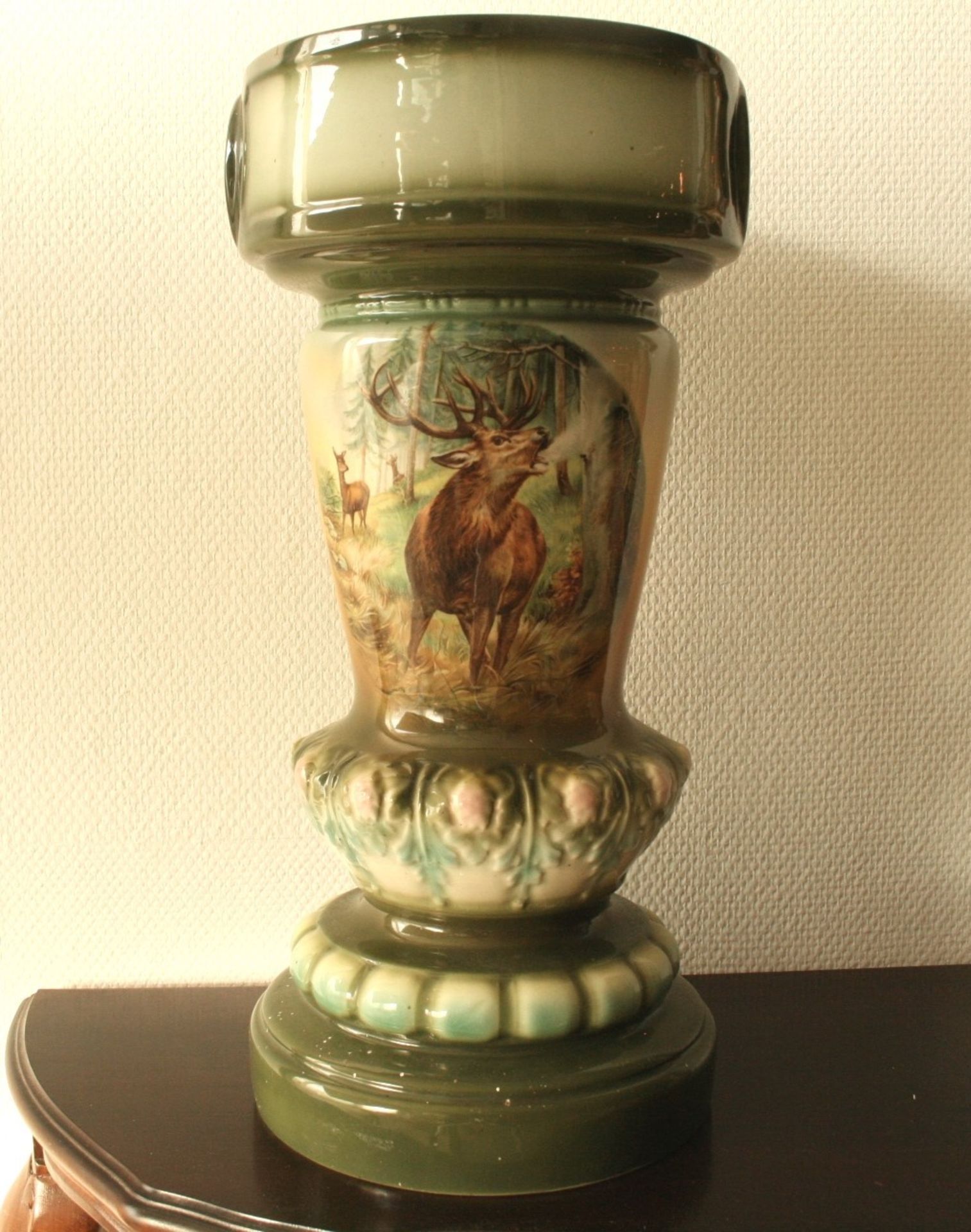 Pompe à bière en faïence à décor de cervidés, Epoque Art Nouveau – Hauteur : [...]