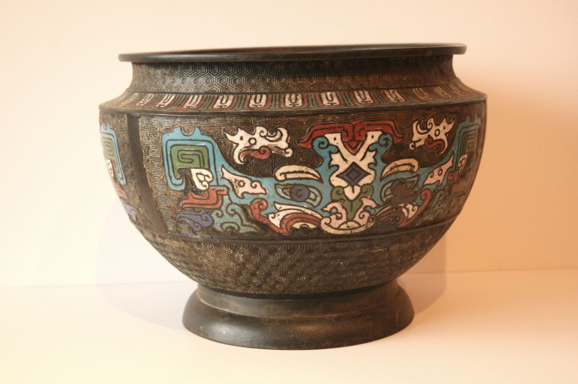 Cache-pot en cloisonné, travail 1er quart du XXe - Hauteur : 22 cm, Diamètre : 27 [...]