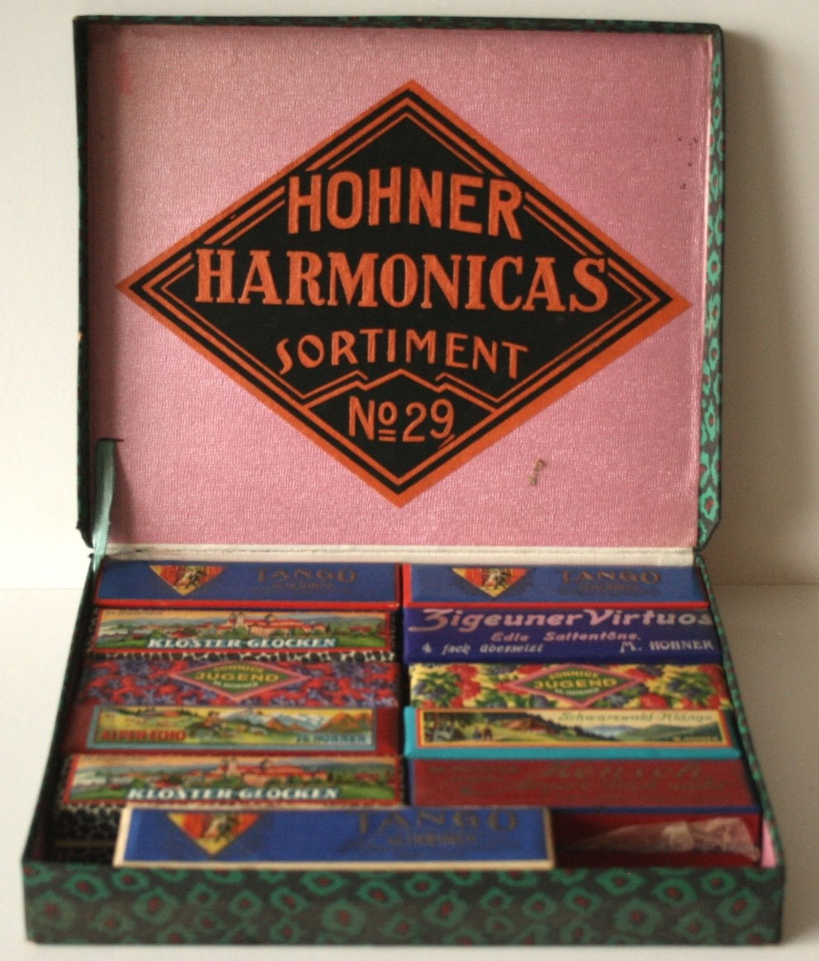 Exceptionnelle boîte de vente de la maison HOHNER quasi complète : "HOHNER [...]