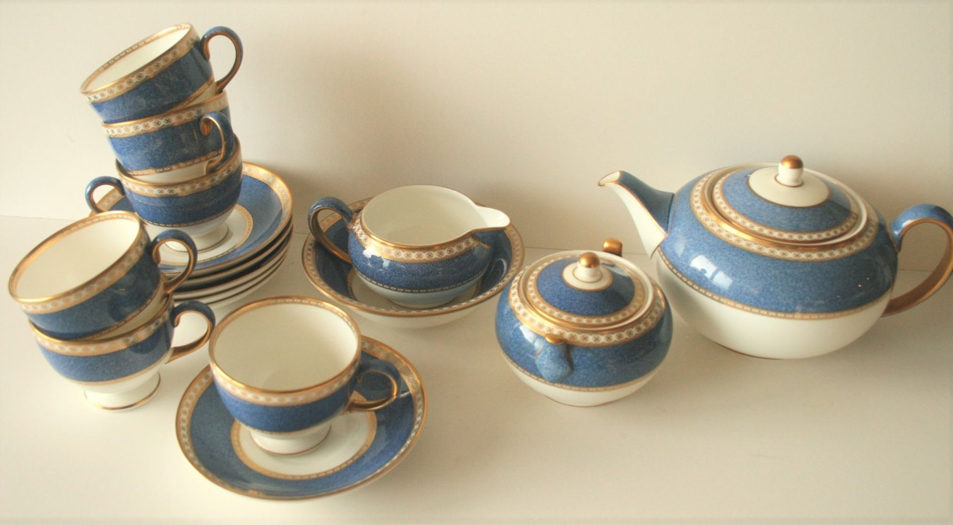 Ensemble d'un service à thé et autre vaisselle de la marque WEDGWOOD, porcelaine de [...]