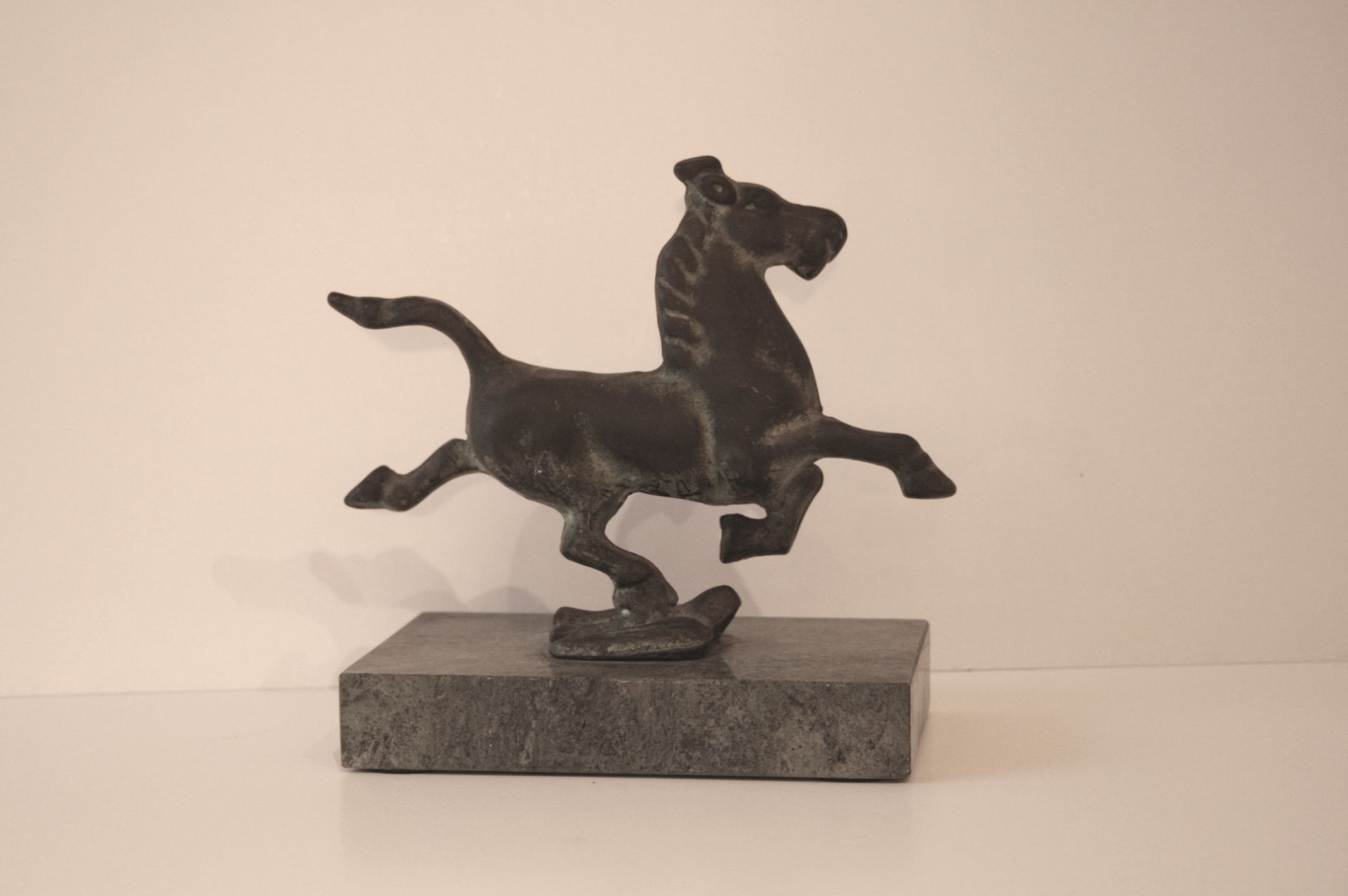 Statuette en bronze sur un socle en marbre vert figurant un cheval posé sur une [...]