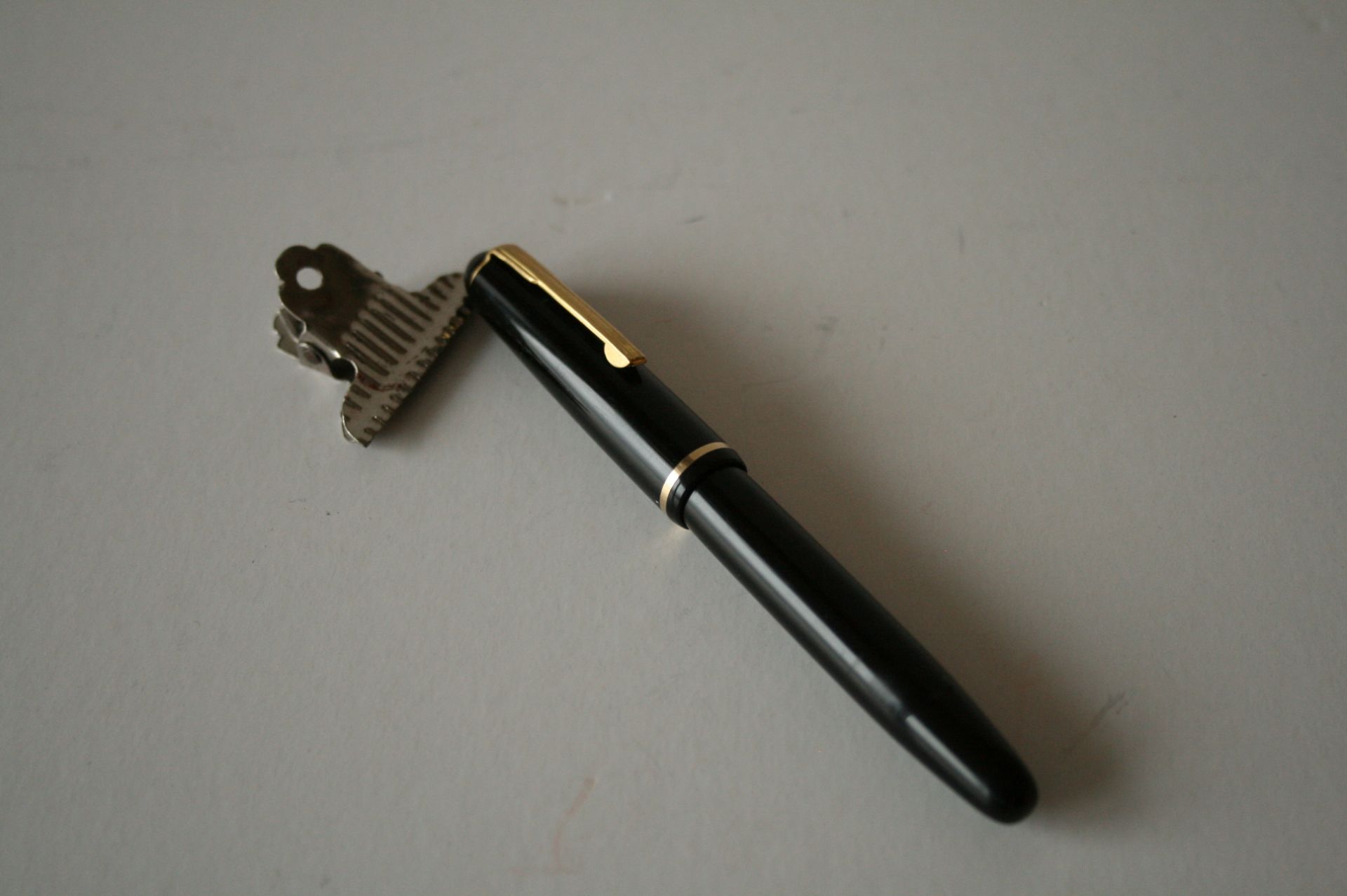 Stylo Plume à réservoir à piston à vis, marque ARTUS, 22 FK, Celluloïd noir, [...]