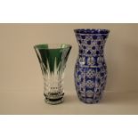 Vases en cristal VAL SAINT LAMBERT biseauté de couleur l'un vert et l'autre bleu, [...]