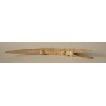 Crocodile en ivoire sculpté, parfait état, circa 1950 - Longueur : 35 cm - [...]