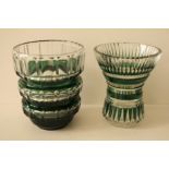 Vases en cristal VAL SAINT LAMBERT biseauté de couleur verte, l'un droit à 2 bandes [...]