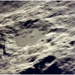 NASA: Apollo 16. Magnifique vue rasante du relief lunaire depuis le module Apollo du [...]