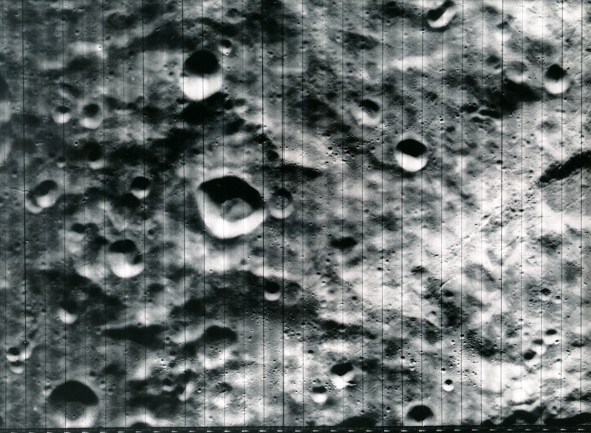 Nasa. Vue du sol lunaire. Sonde Lunar Orbiter. Le programme LUNAR ORBITER a eu pour [...]